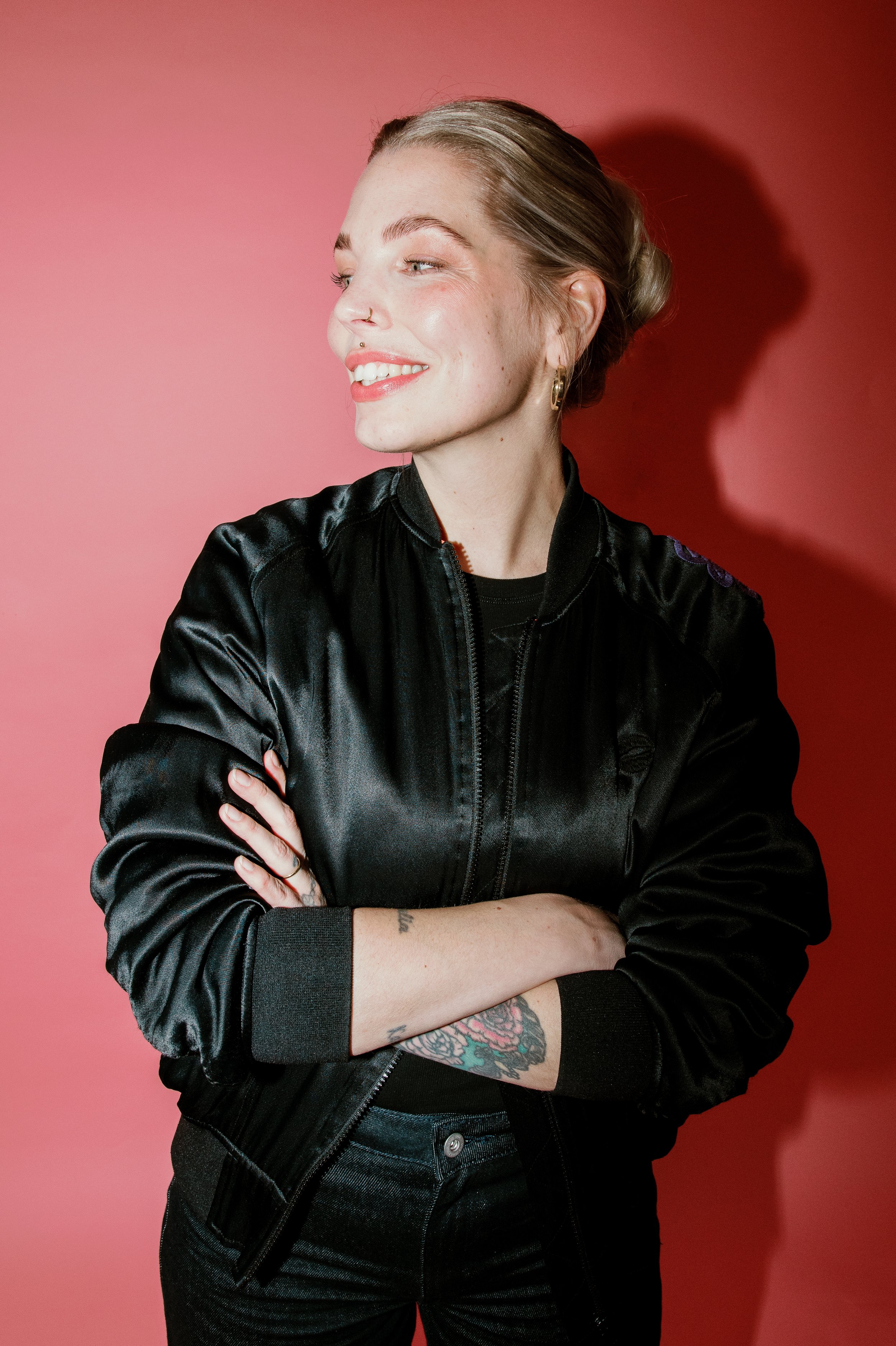 Farbenfrohe Branding-Fotografie in Köln: Kreatives Business-Porträt einer selbstständigen Unternehmerin in urbaner Umgebung mit lebendigen Farben, natürlichem Licht und modernem Corporate Design. Professionelles Personal Branding Shooting in Köln für