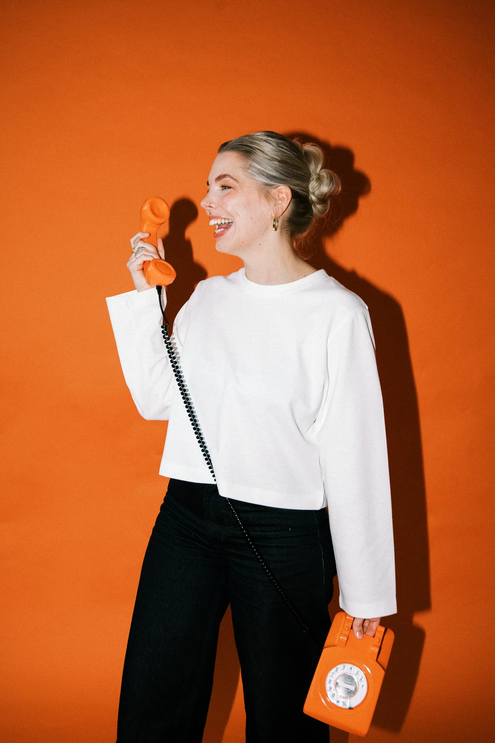 Farbenfrohe Branding-Fotografie in Köln: Kreatives Business-Porträt einer selbstständigen Unternehmerin in urbaner Umgebung mit lebendigen Farben, natürlichem Licht und modernem Corporate Design. Professionelles Personal Branding Shooting in Köln für