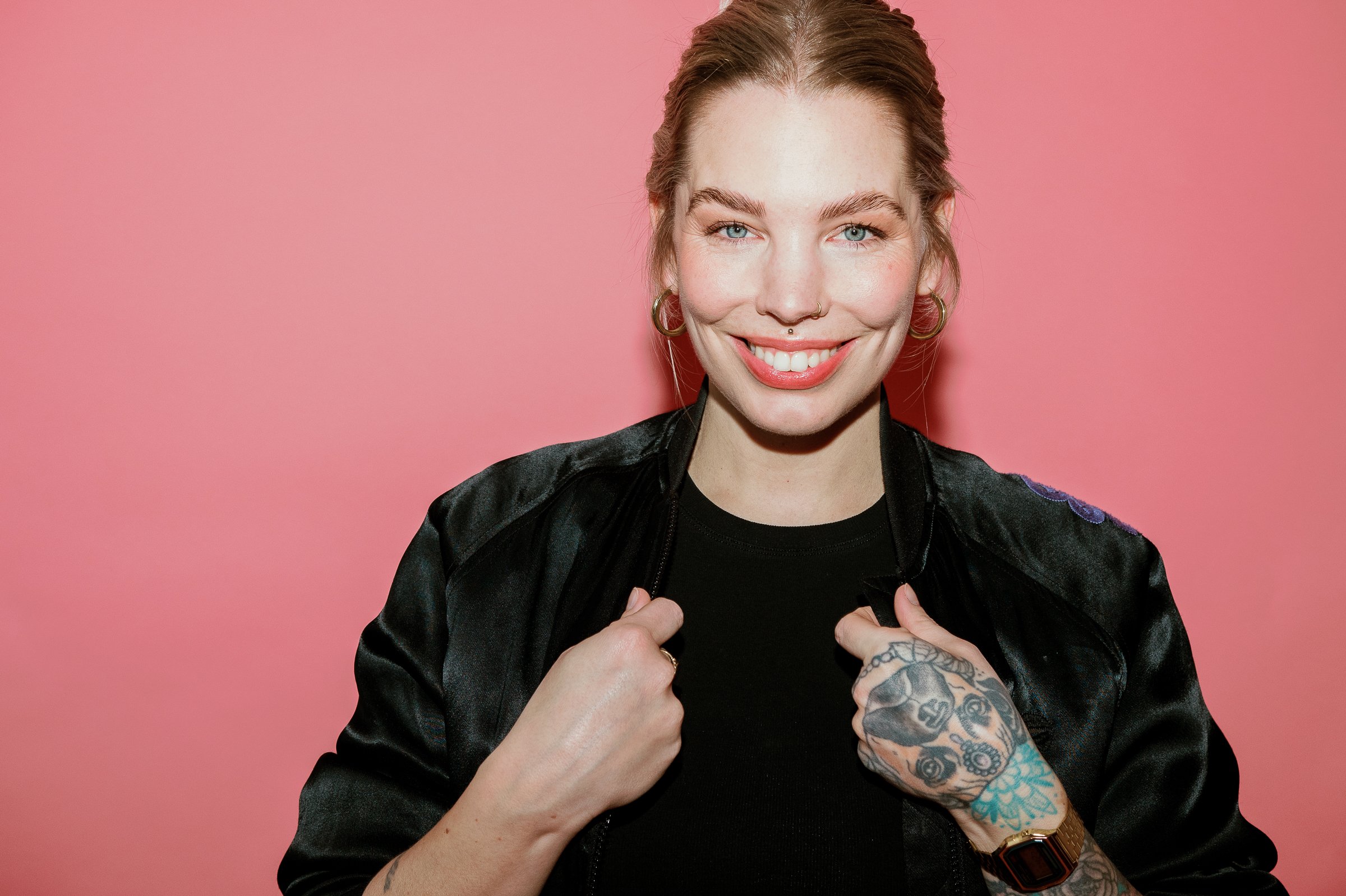 Farbenfrohe Branding-Fotografie in Köln: Kreatives Business-Porträt einer selbstständigen Unternehmerin in urbaner Umgebung mit lebendigen Farben, natürlichem Licht und modernem Corporate Design. Professionelles Personal Branding Shooting in Köln für