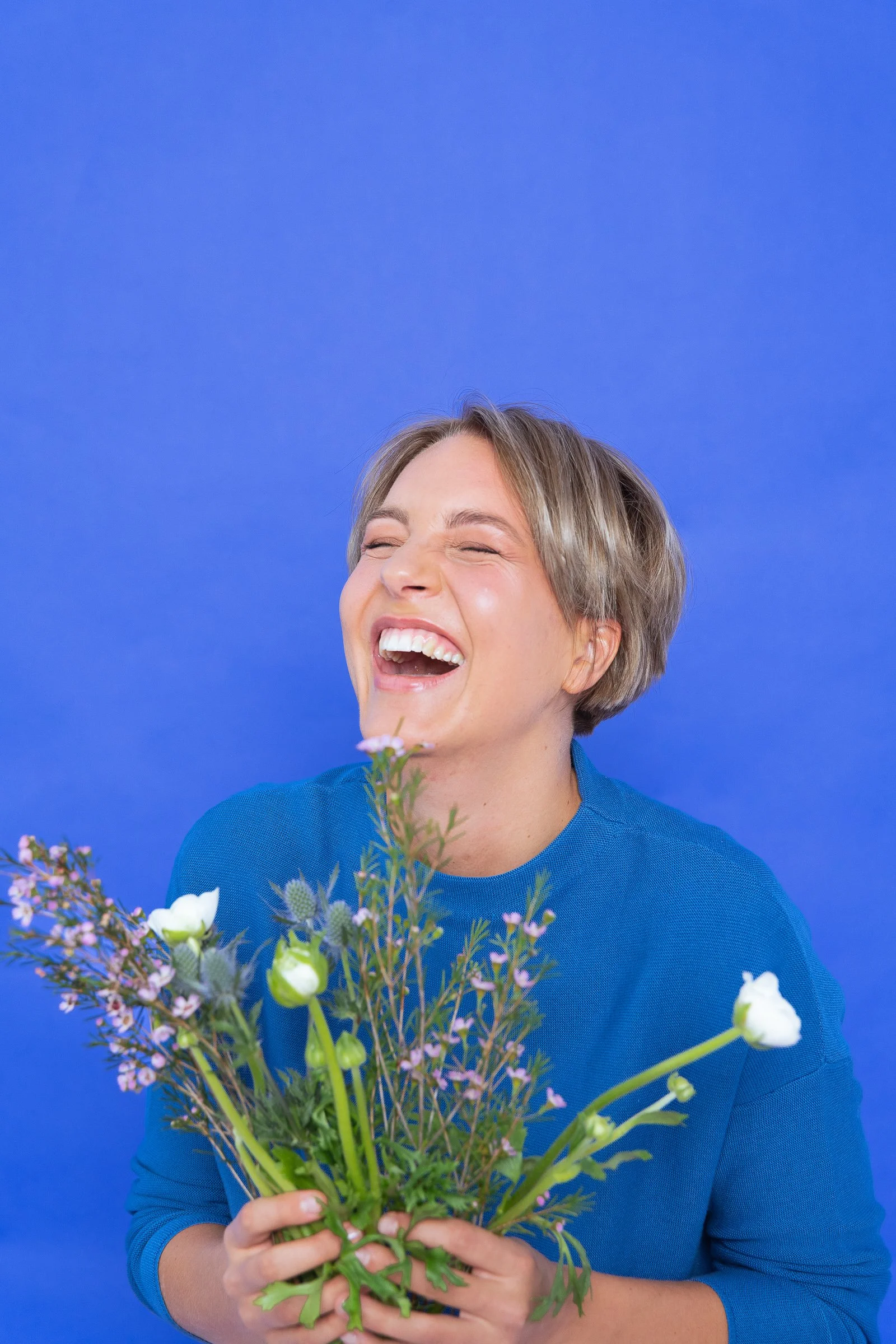 Farbenfrohe Branding-Fotografie in Köln für Gründerinnen und selbstständige Frauen: Authentisches Business-Porträt mit lebendigen Farben, natürlichem Licht und moderner Bildsprache. Personal Branding Fotoshooting für Female Entrepreneurs, das Persönl