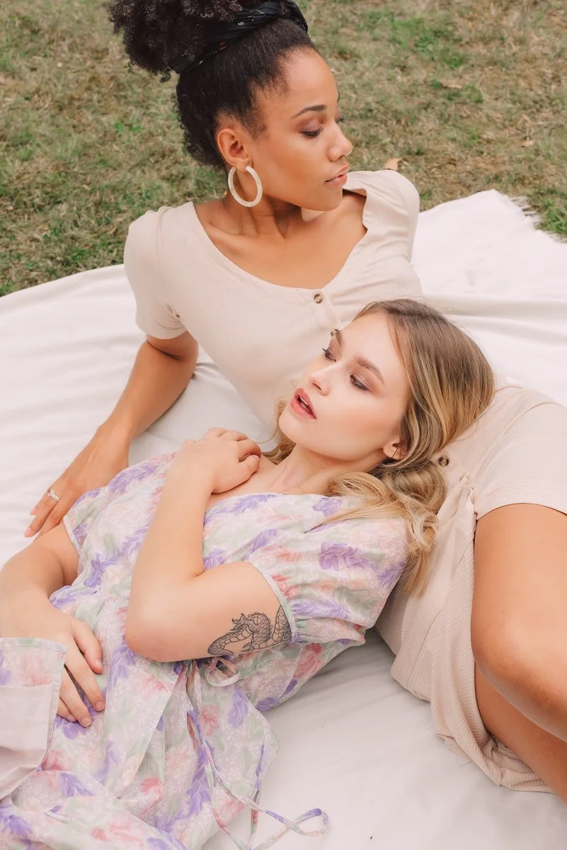 Beautyfotografie im Garten mit Models Elaine & Greta. Farbenfrohe, pastellige Beauty & Fashion Fotografie aus Köln. Als feministische Werbefotografin steht Anna-Maria Langer für Female Empowerment.