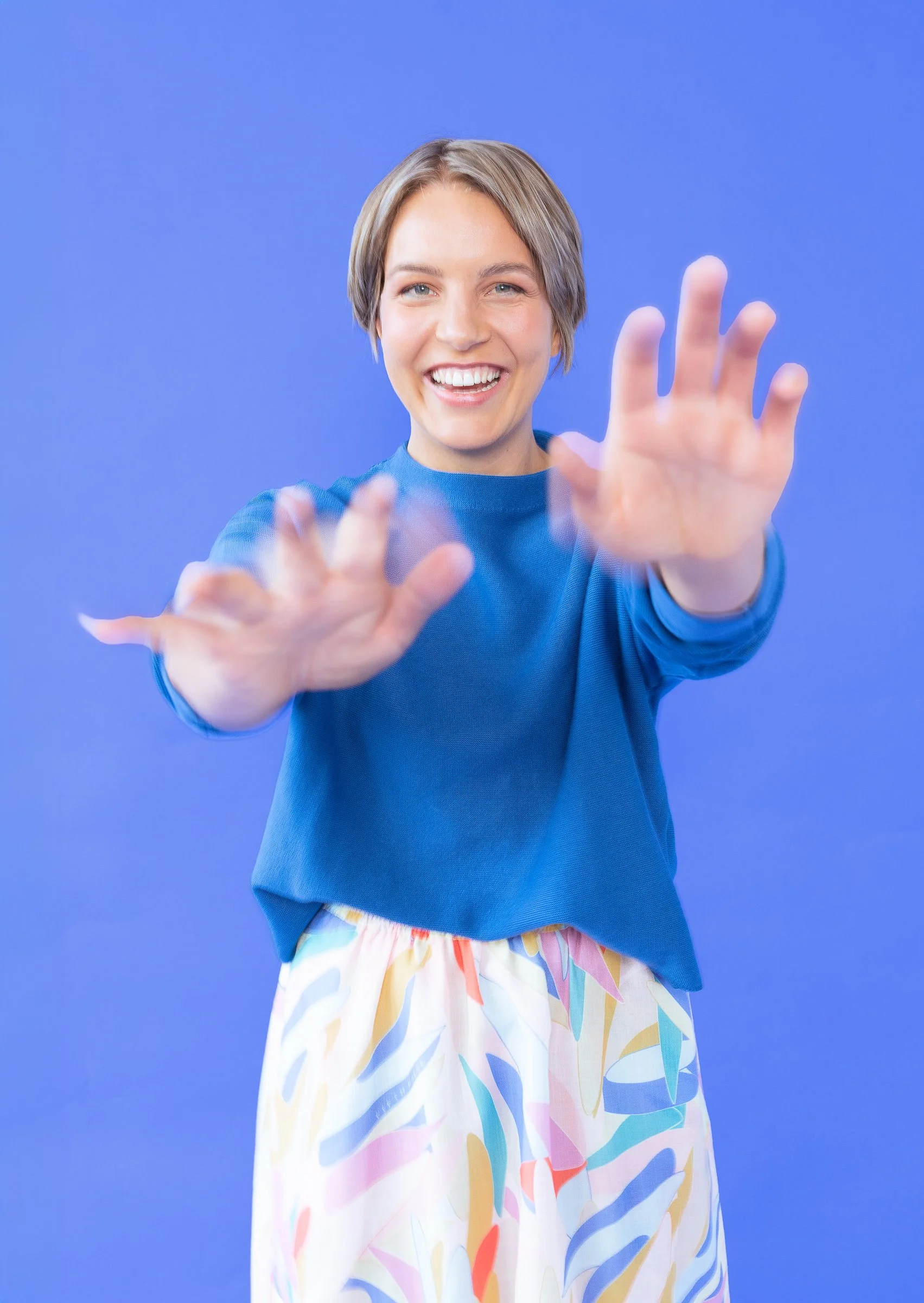 Farbenfrohe Branding-Fotografie in Köln für Gründerinnen und selbstständige Frauen: Authentisches Business-Porträt mit lebendigen Farben, natürlichem Licht und moderner Bildsprache. Personal Branding Fotoshooting für Female Entrepreneurs, das Persönl
