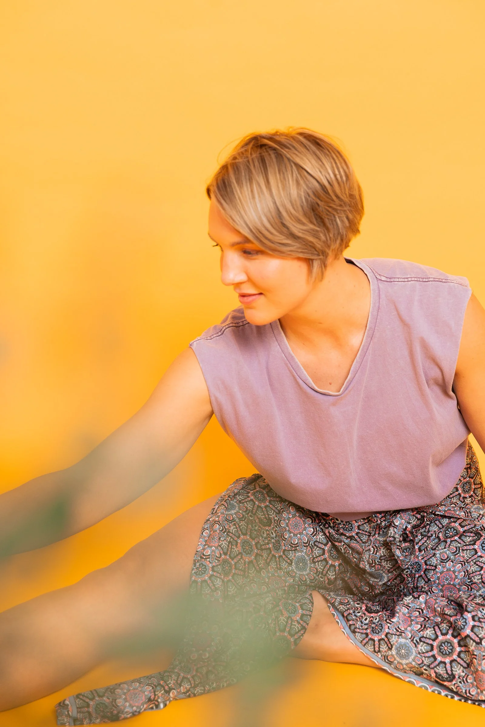 Farbenfrohe Branding-Fotografie in Köln für Gründerinnen und selbstständige Frauen: Authentisches Business-Porträt mit lebendigen Farben, natürlichem Licht und moderner Bildsprache. Personal Branding Fotoshooting für Female Entrepreneurs, das Persönl