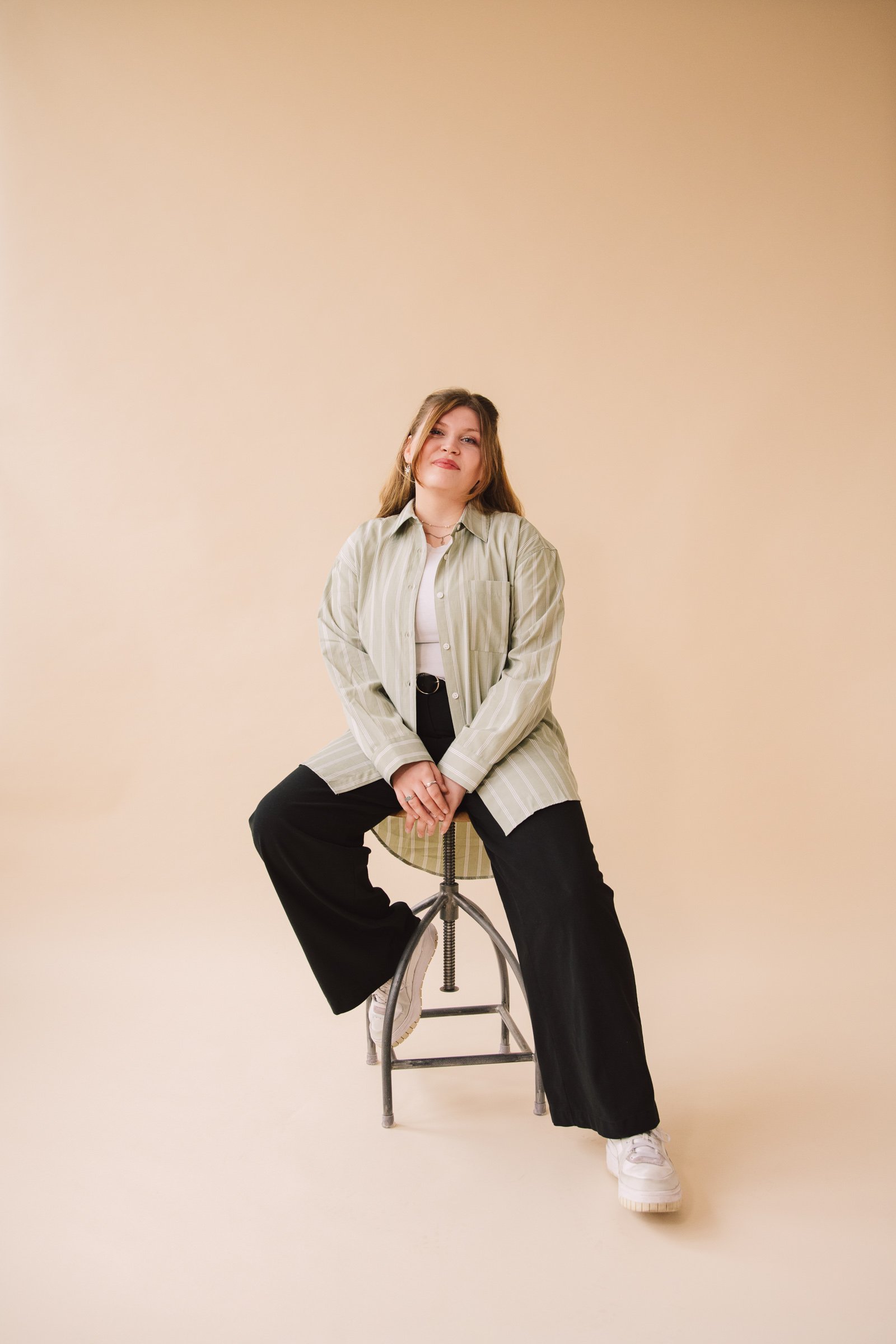 Businessportraits mit Künstlerin und Illustratorin Rosalie Robitzky. In einem pastellig soften Personal Branding Fotoshooting im Studio in Köln entstanden entspannte und inspirierende Portraits der Künstlerin und Freelance Illustratorin Rosalie Robit