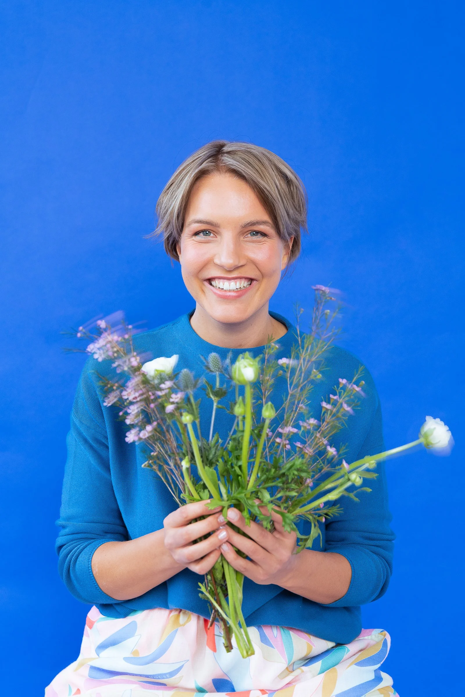 Farbenfrohe Branding-Fotografie in Köln für Gründerinnen und selbstständige Frauen: Authentisches Business-Porträt mit lebendigen Farben, natürlichem Licht und moderner Bildsprache. Personal Branding Fotoshooting für Female Entrepreneurs, das Persönl