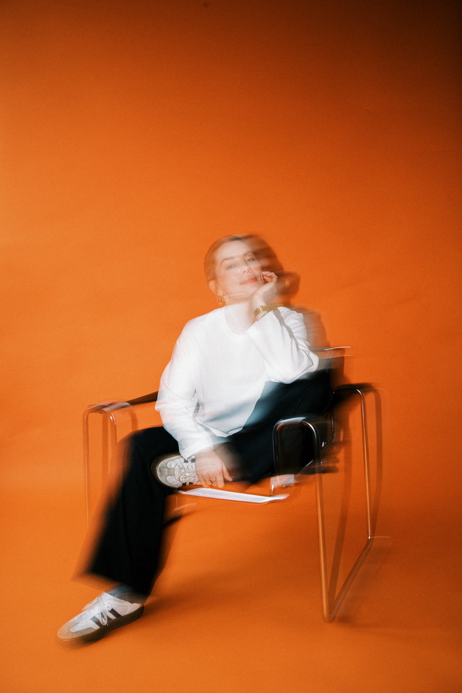 Farbenfrohe Branding-Fotografie in Köln: Kreatives Business-Porträt einer selbstständigen Unternehmerin in urbaner Umgebung mit lebendigen Farben, natürlichem Licht und modernem Corporate Design. Professionelles Personal Branding Shooting in Köln für