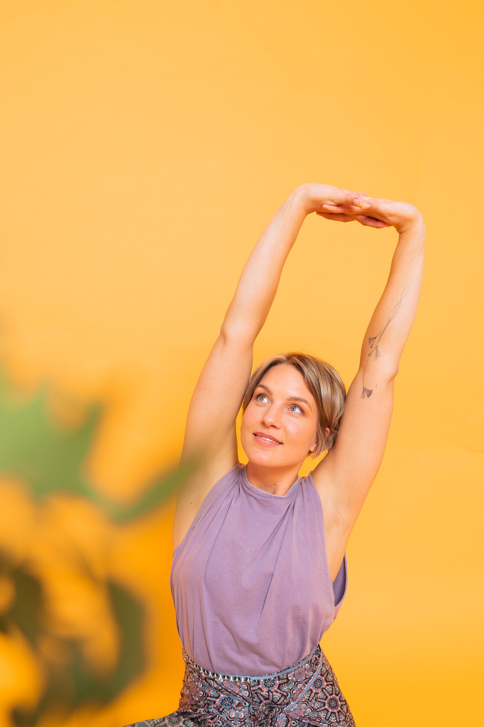 Farbenfrohe Branding-Fotografie in Köln für Gründerinnen und selbstständige Frauen: Authentisches Business-Porträt mit lebendigen Farben, natürlichem Licht und moderner Bildsprache. Personal Branding Fotoshooting für Female Entrepreneurs, das Persönl