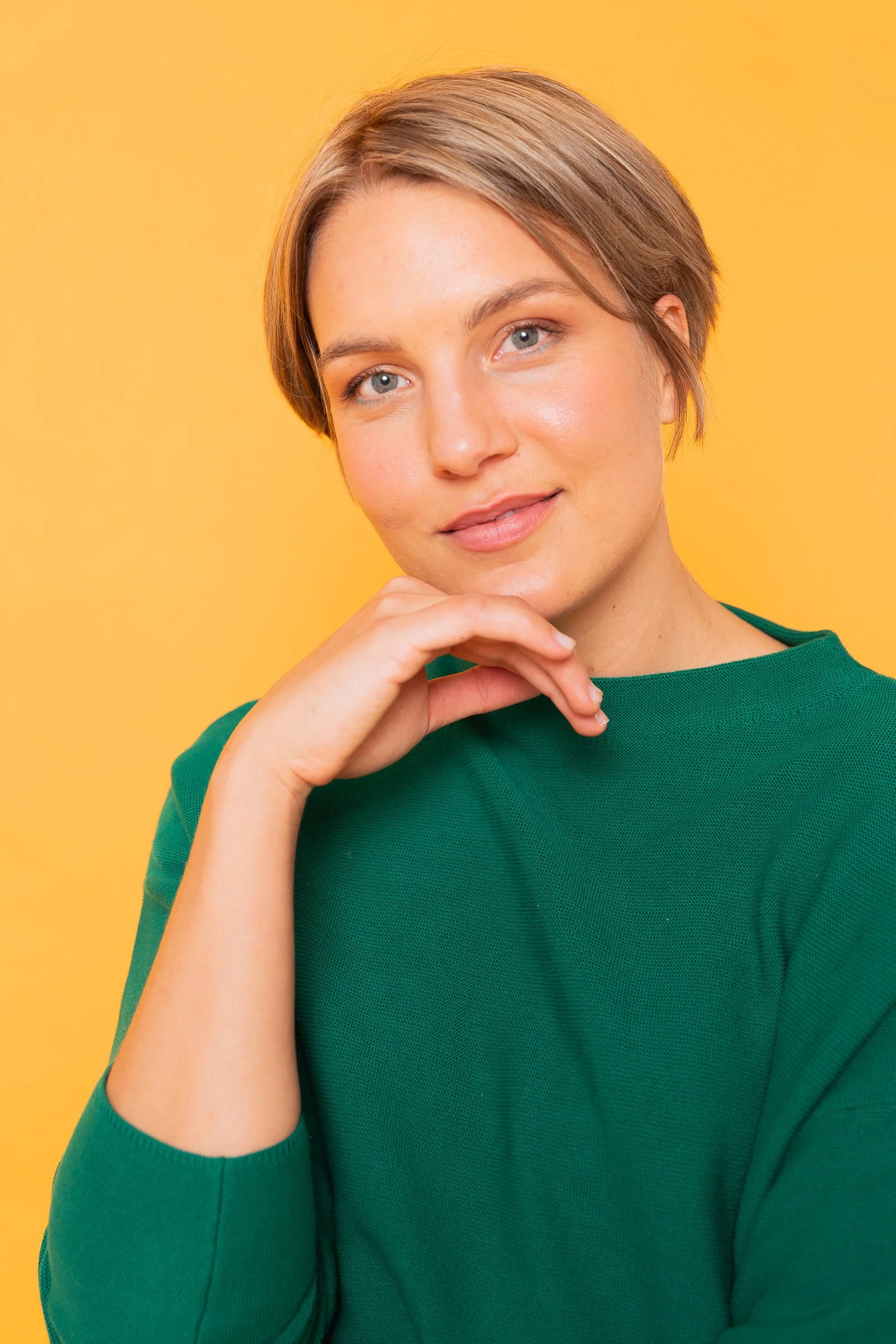 Farbenfrohe Branding-Fotografie in Köln für Gründerinnen und selbstständige Frauen: Authentisches Business-Porträt mit lebendigen Farben, natürlichem Licht und moderner Bildsprache. Personal Branding Fotoshooting für Female Entrepreneurs, das Persönl