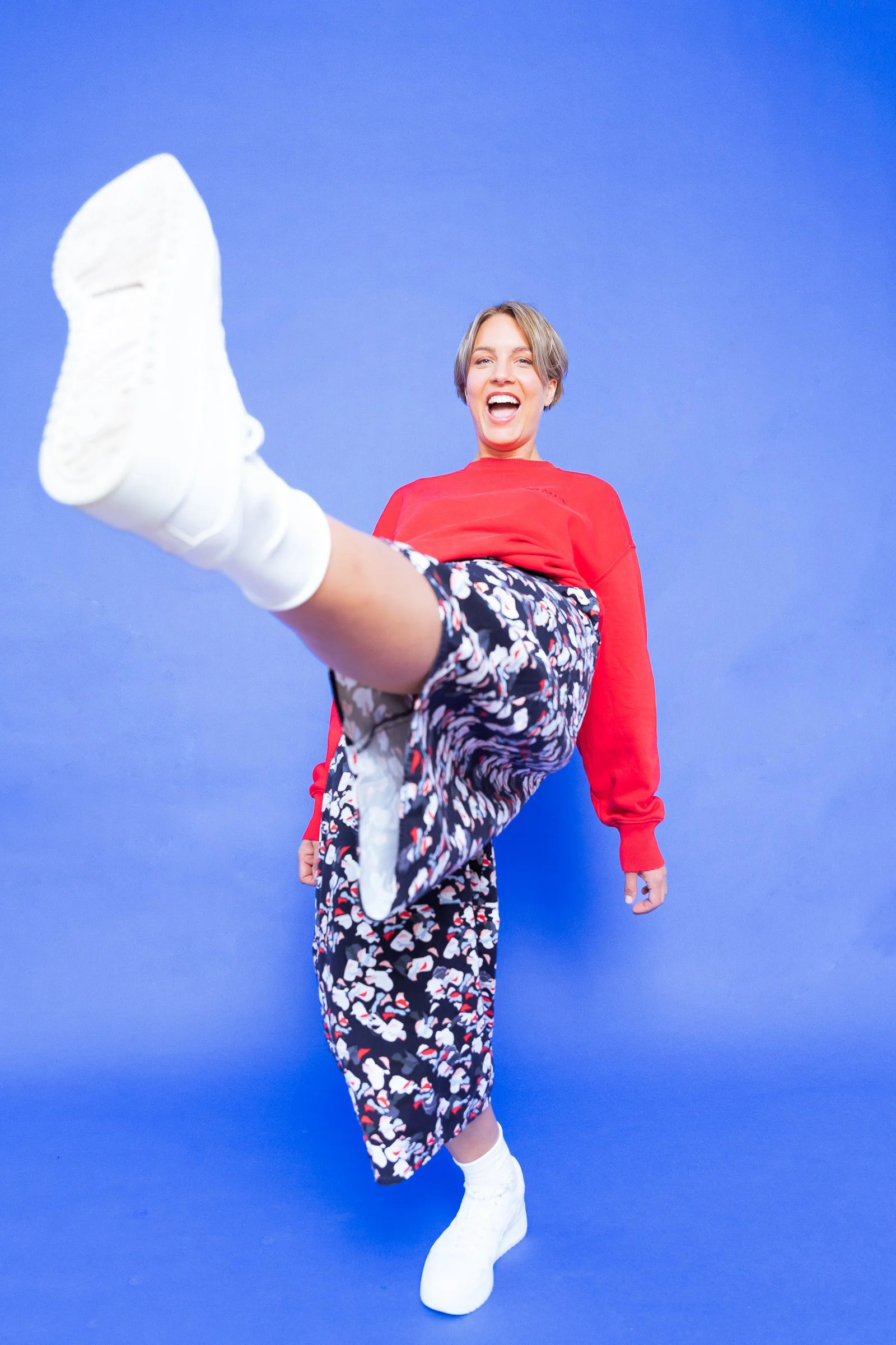 Farbenfrohe Branding-Fotografie in Köln für Gründerinnen und selbstständige Frauen: Authentisches Business-Porträt mit lebendigen Farben, natürlichem Licht und moderner Bildsprache. Personal Branding Fotoshooting für Female Entrepreneurs, das Persönl