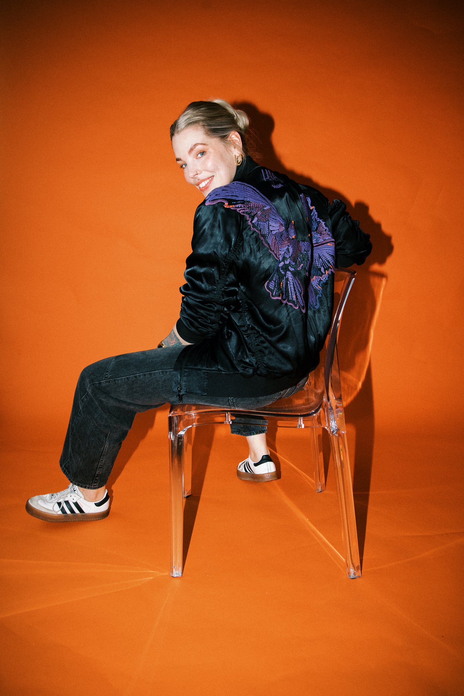 Farbenfrohe Branding-Fotografie in Köln: Kreatives Business-Porträt einer selbstständigen Unternehmerin in urbaner Umgebung mit lebendigen Farben, natürlichem Licht und modernem Corporate Design. Professionelles Personal Branding Shooting in Köln für