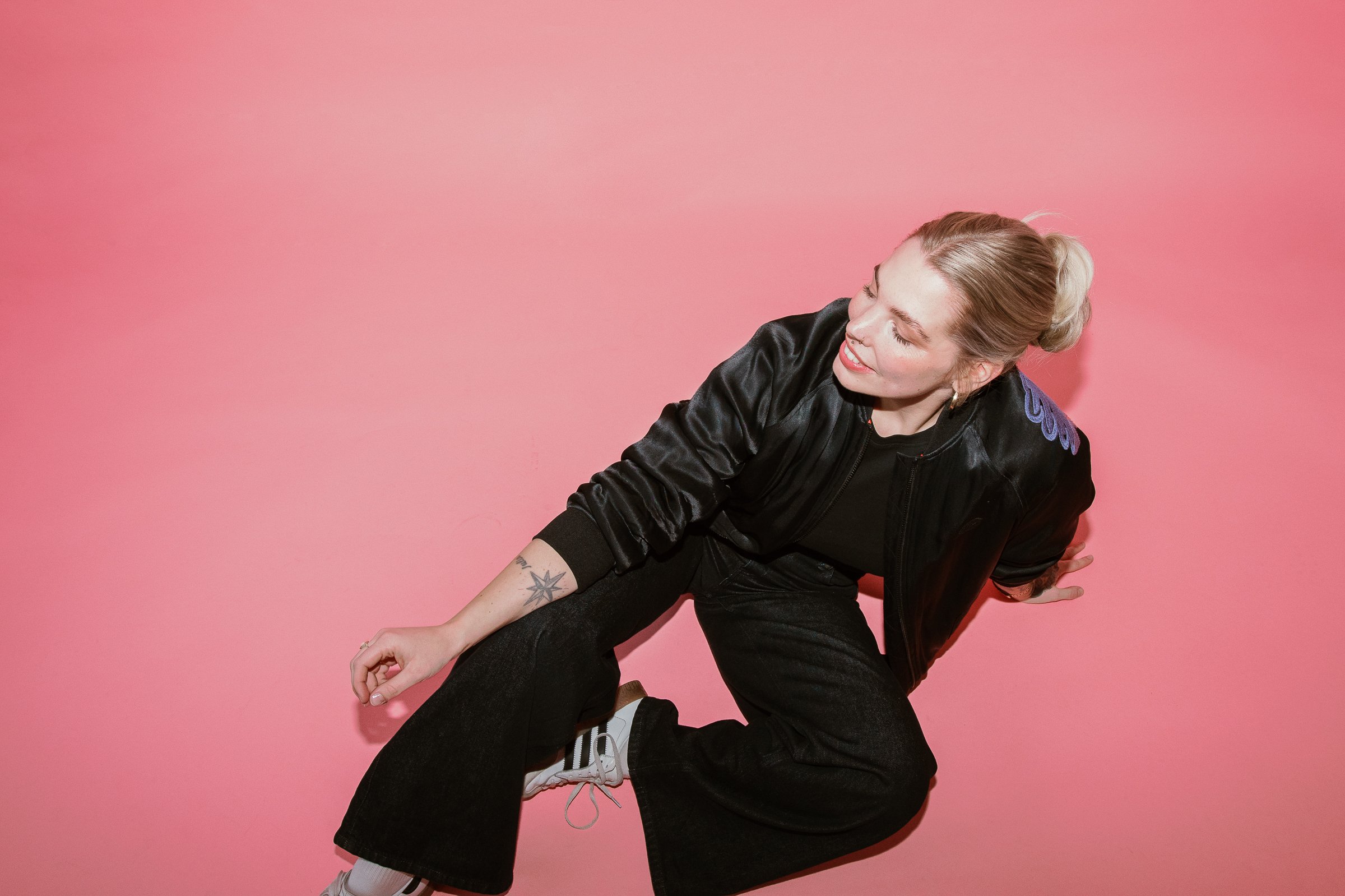 Farbenfrohe Branding-Fotografie in Köln: Kreatives Business-Porträt einer selbstständigen Unternehmerin in urbaner Umgebung mit lebendigen Farben, natürlichem Licht und modernem Corporate Design. Professionelles Personal Branding Shooting in Köln für