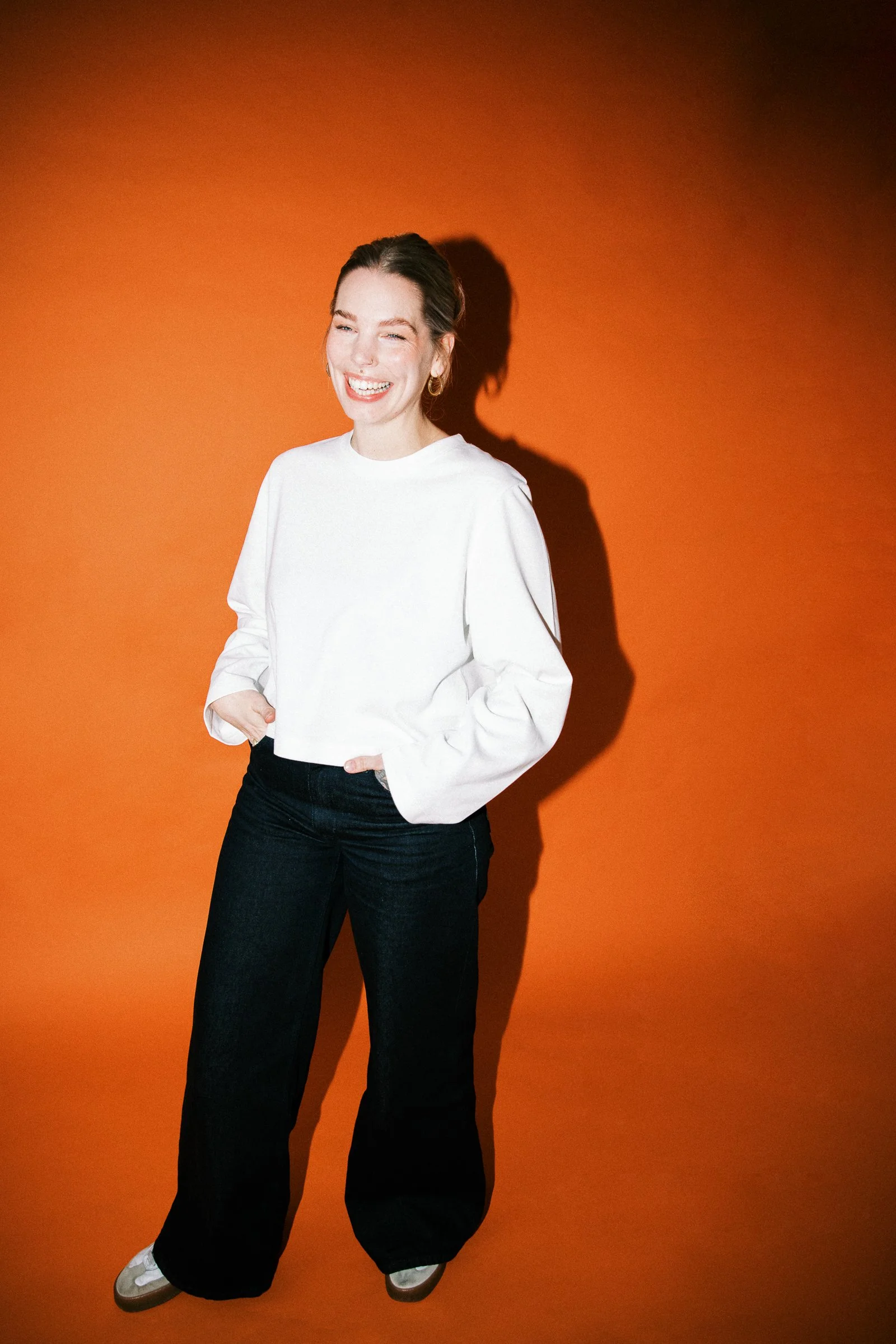 Farbenfrohe Branding-Fotografie in Köln: Kreatives Business-Porträt einer selbstständigen Unternehmerin in urbaner Umgebung mit lebendigen Farben, natürlichem Licht und modernem Corporate Design. Professionelles Personal Branding Shooting in Köln für