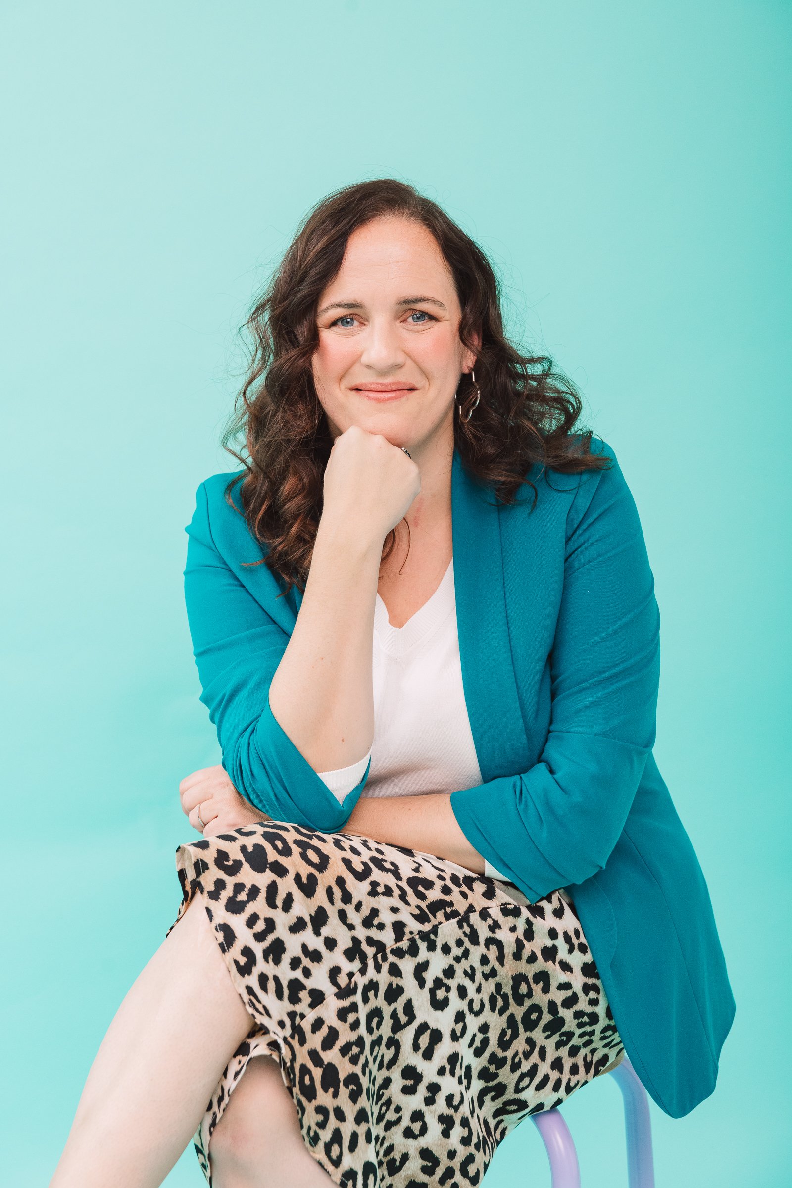 Als Kölner Fotografin gestalte ich hochwertige Portraitfotos in meinem farbenfrohen Fotostudio in Köln-Dellbrück. Ich gestalte Portraitfotografien für Unternehmerinnen, Freelancerinnen und Personal Brands, die mit ihren Portraitfotos ihre Zielgruppe