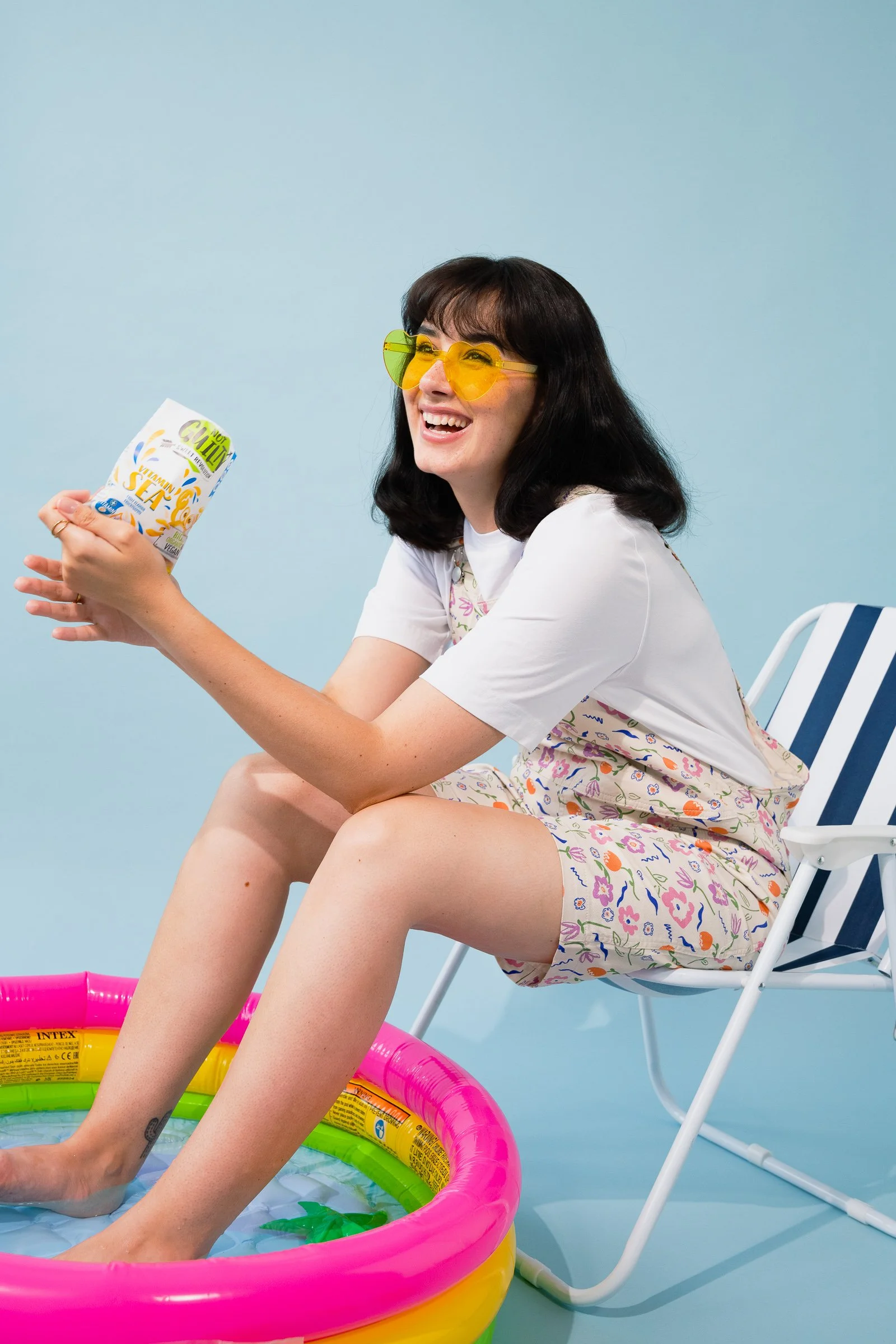 Not Guilty Sweet Revolution Kampagnenfotografie. Lifestylefotografie für vegane Süßigkeitenmarke Not Guilty Sweet Revolution. Anna-Maria Langer ist Portrait- und Werbefotografin für farbenfrohe Brands. In ihrem Fotostudio in Köln entstehen knallige F