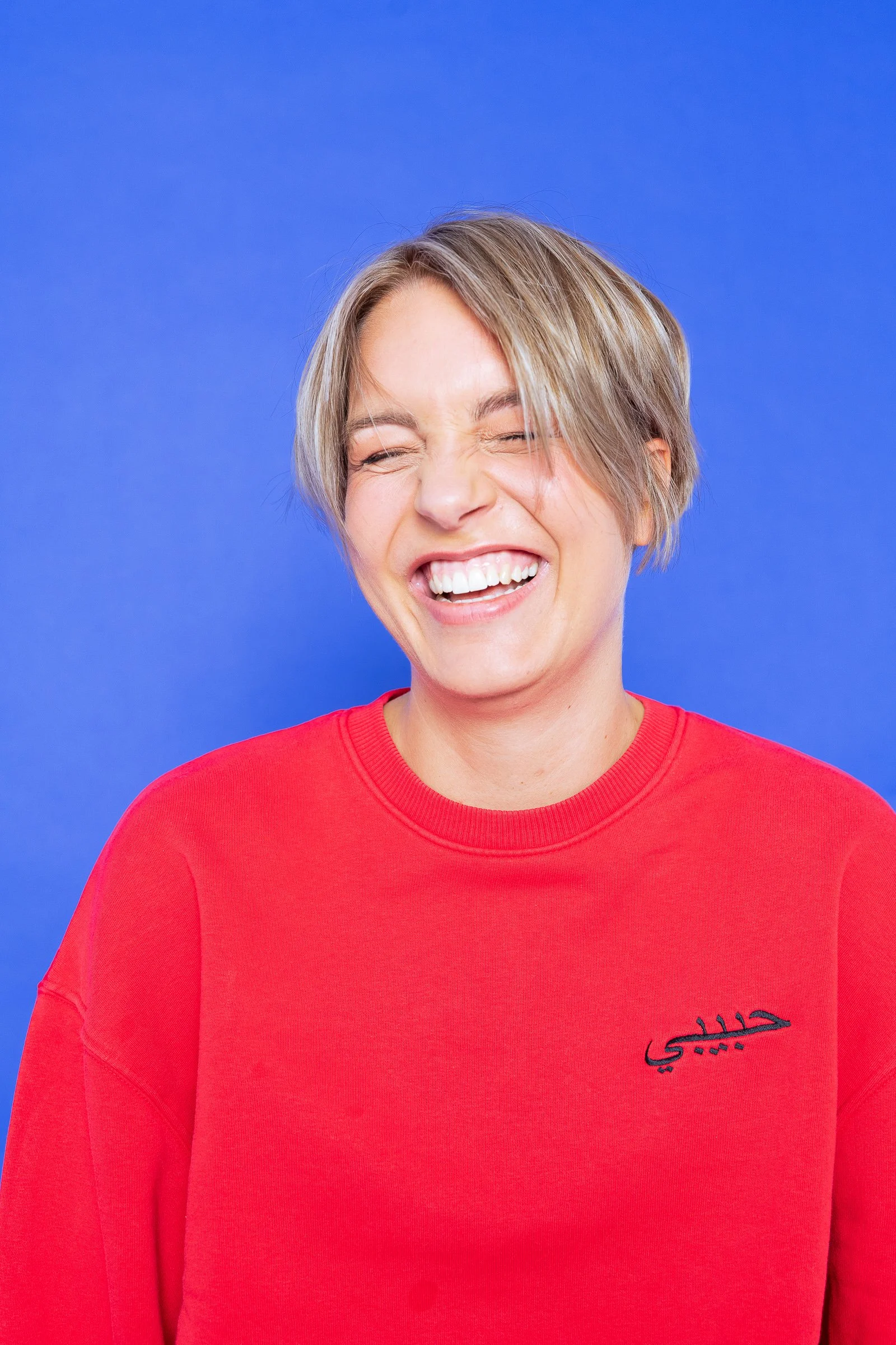 Farbenfrohe Branding-Fotografie in Köln für Gründerinnen und selbstständige Frauen: Authentisches Business-Porträt mit lebendigen Farben, natürlichem Licht und moderner Bildsprache. Personal Branding Fotoshooting für Female Entrepreneurs, das Persönl