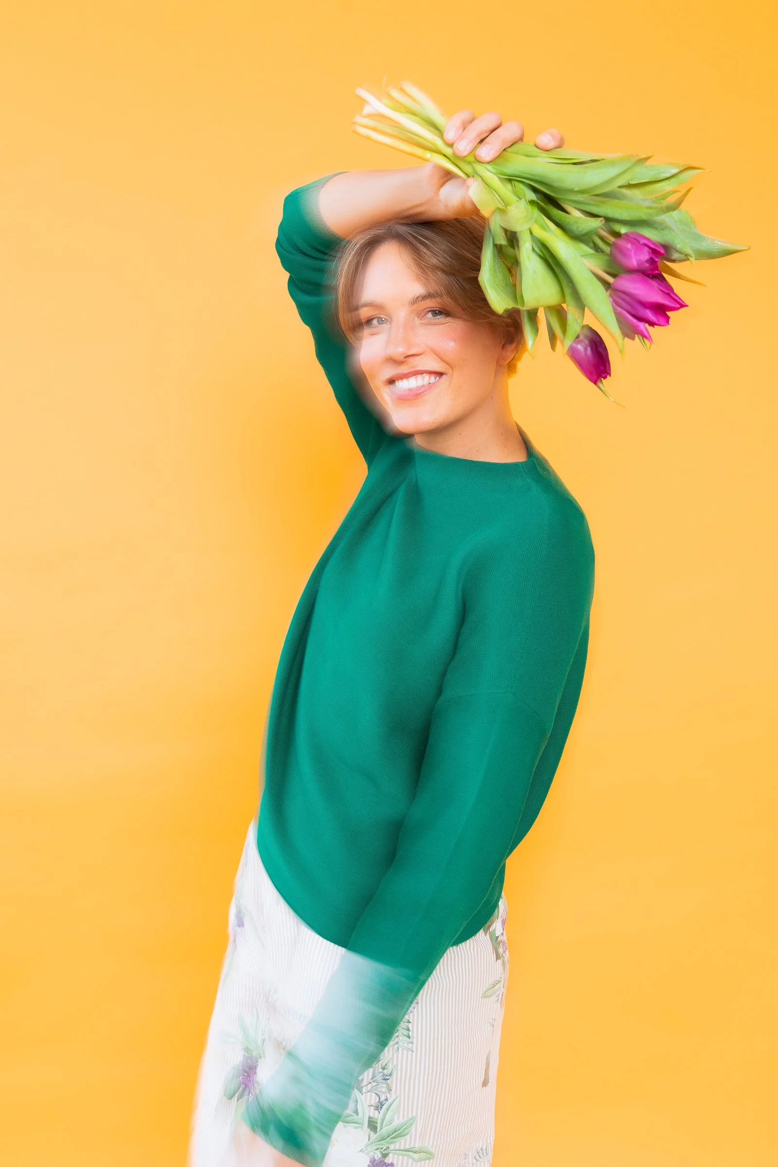 Farbenfrohe Branding-Fotografie in Köln für Gründerinnen und selbstständige Frauen: Authentisches Business-Porträt mit lebendigen Farben, natürlichem Licht und moderner Bildsprache. Personal Branding Fotoshooting für Female Entrepreneurs, das Persönl