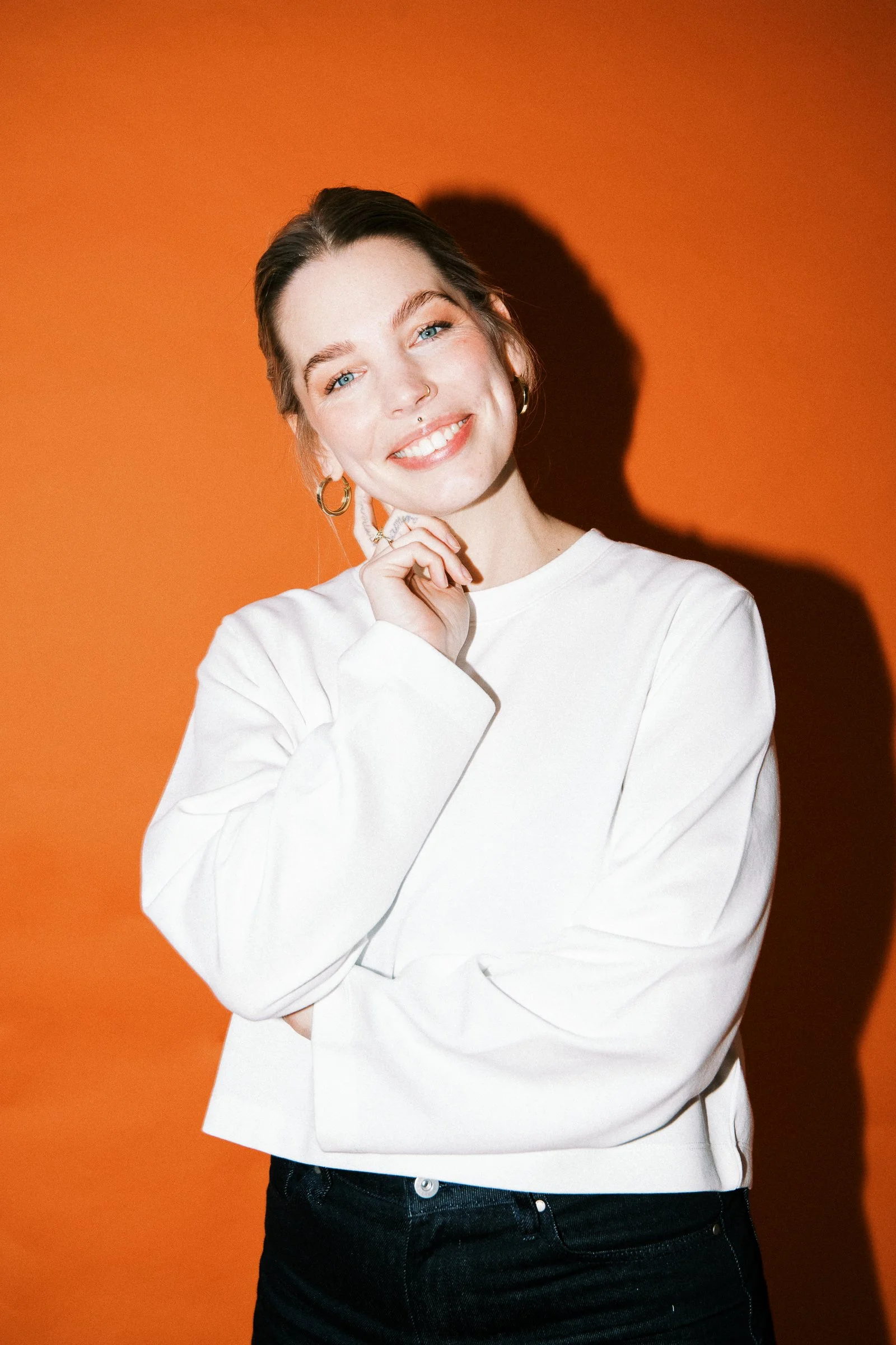 Farbenfrohe Branding-Fotografie in Köln: Kreatives Business-Porträt einer selbstständigen Unternehmerin in urbaner Umgebung mit lebendigen Farben, natürlichem Licht und modernem Corporate Design. Professionelles Personal Branding Shooting in Köln für