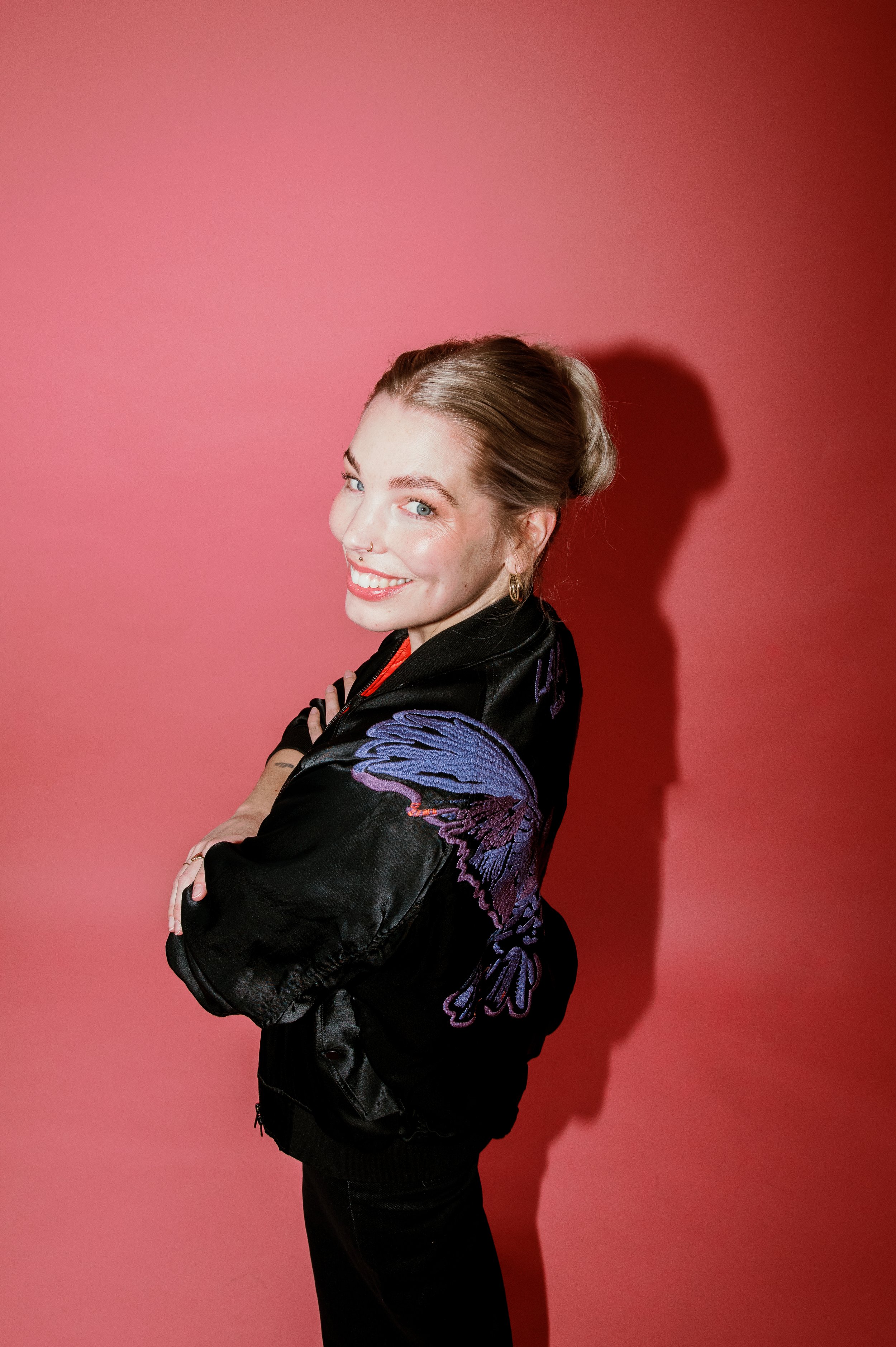 Farbenfrohe Branding-Fotografie in Köln: Kreatives Business-Porträt einer selbstständigen Unternehmerin in urbaner Umgebung mit lebendigen Farben, natürlichem Licht und modernem Corporate Design. Professionelles Personal Branding Shooting in Köln für