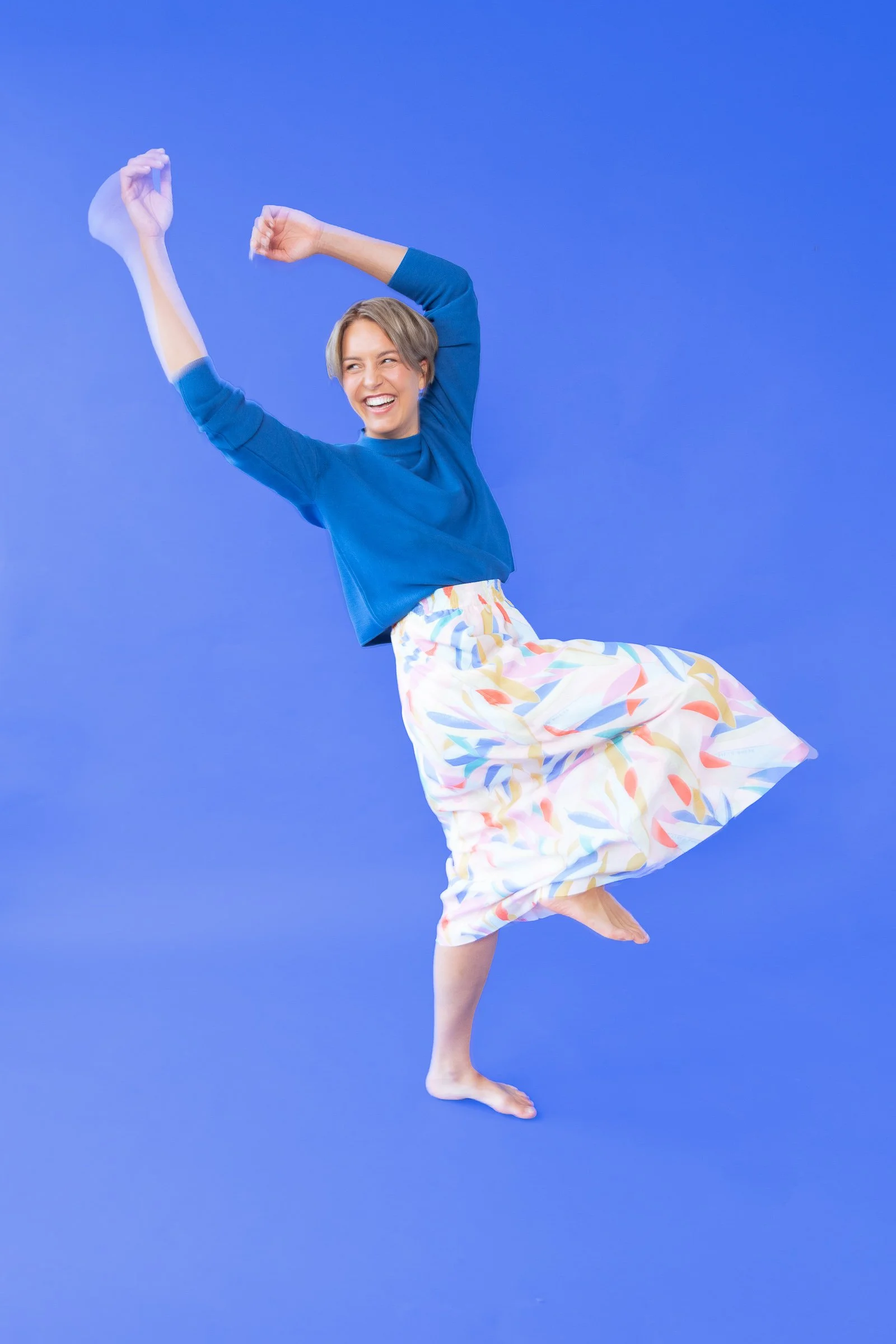 Farbenfrohe Branding-Fotografie in Köln für Gründerinnen und selbstständige Frauen: Authentisches Business-Porträt mit lebendigen Farben, natürlichem Licht und moderner Bildsprache. Personal Branding Fotoshooting für Female Entrepreneurs, das Persönl