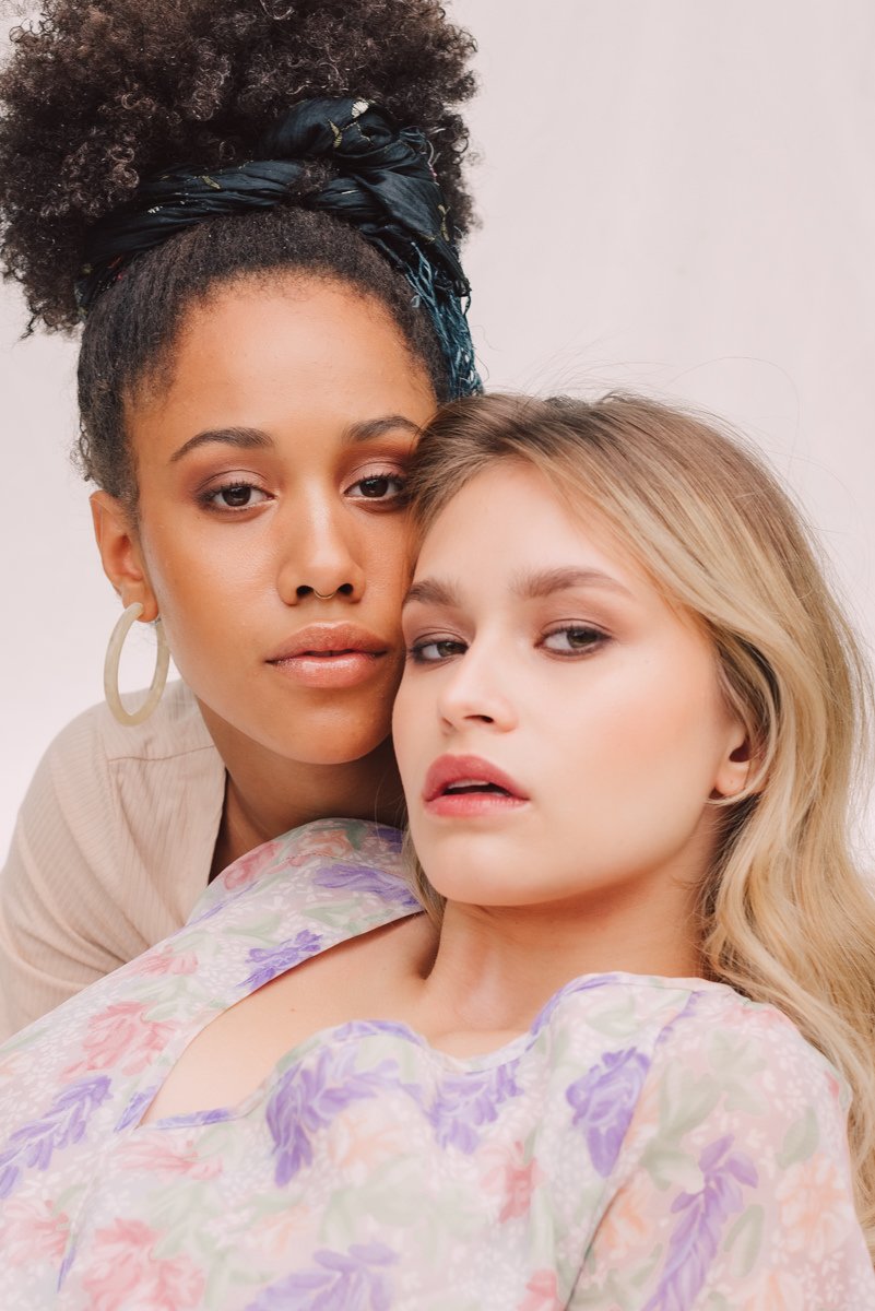 Beautyfotografie im Garten mit Models Elaine & Greta. Farbenfrohe, pastellige Beauty & Fashion Fotografie aus Köln. Als feministische Werbefotografin steht Anna-Maria Langer für Female Empowerment.
