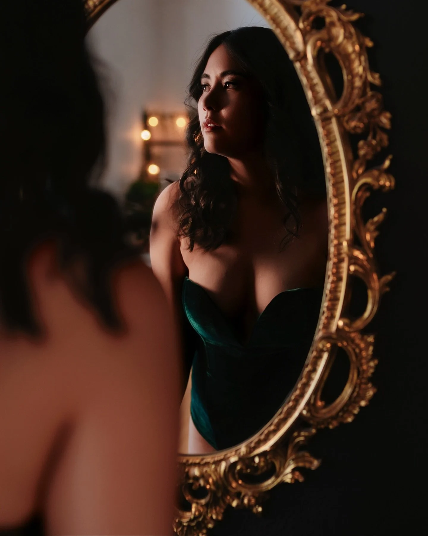 You don&rsquo;t need a smaller body or a different body &mdash; you need a clearer mirror 🪞 
⠀
Most of us grow up being taught how to shrink ourselves in order to fit in &hellip;
How to hide our softness.
How to hate the parts of us that don&rsquo;t