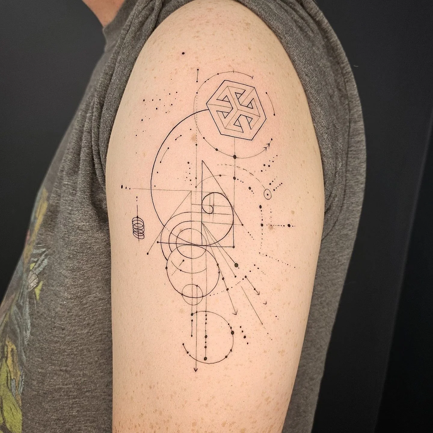 -
Geometric Tattoo by▫️▪️OWEN ▪️▫️
@tattooer_owen
@cgreenlaw77

Thank you Colton 🥰
-
✔️DM welcome
🖤 lazybonestattoo.com for booking
(Closed on Wed&amp;Thur)
-
#finelinegeometric#geometrictattoo#geometrictattoos#blackworktattoo#blackwork#fineline#ye