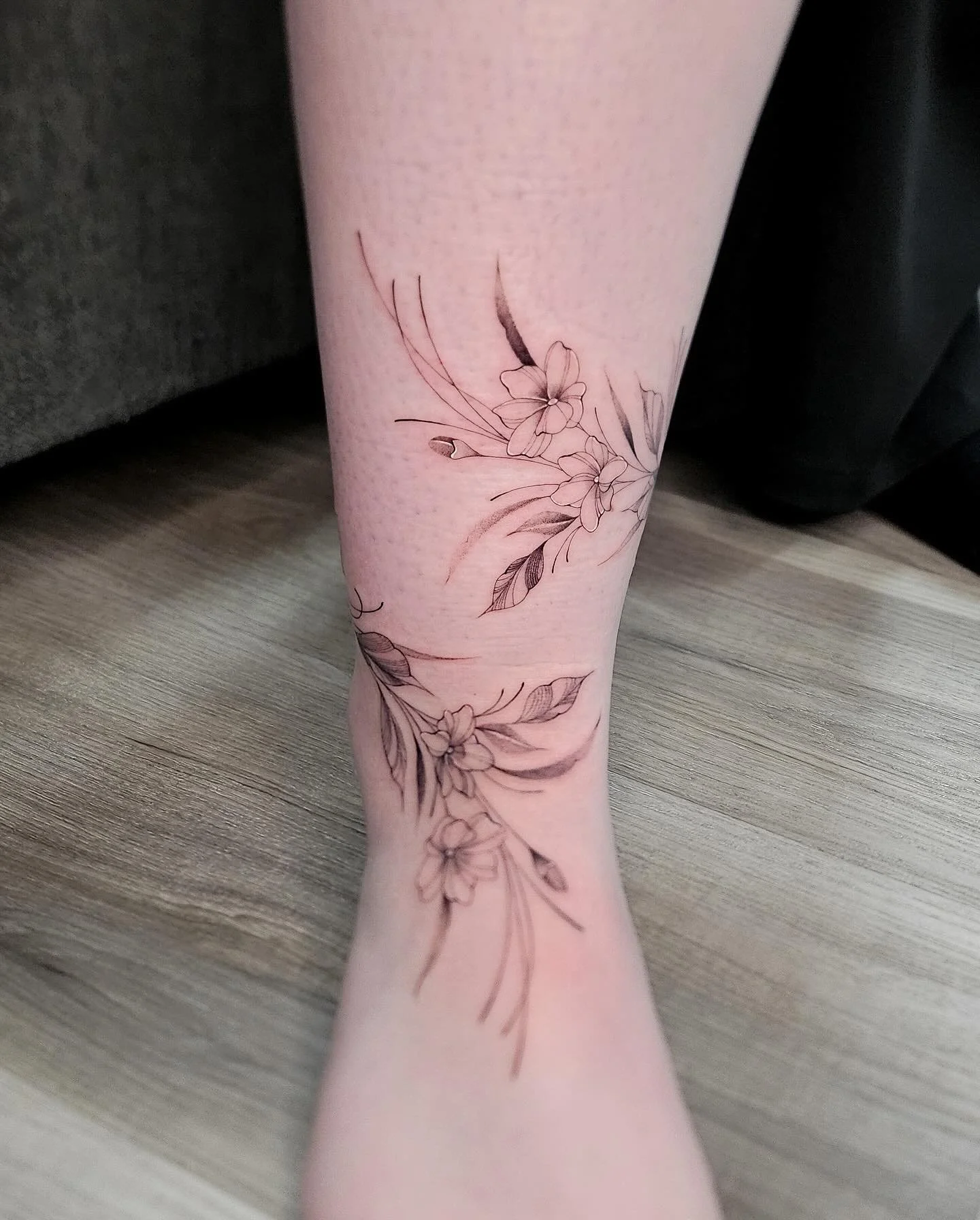 *⸌☻ັ⸍ OWEN ⸌☻ັ⸍*
wrap arund vine with flower 🌿 

[BOOKING OPEN] 
@lazybones_tattoo 
@tattooer_owen

Blackwork &amp; Fineline tattoo style 
Flower &amp; Geometry style
Booking: lazybonestattoo.com 
DM always welcome.

Thank you for your trust ◡̈