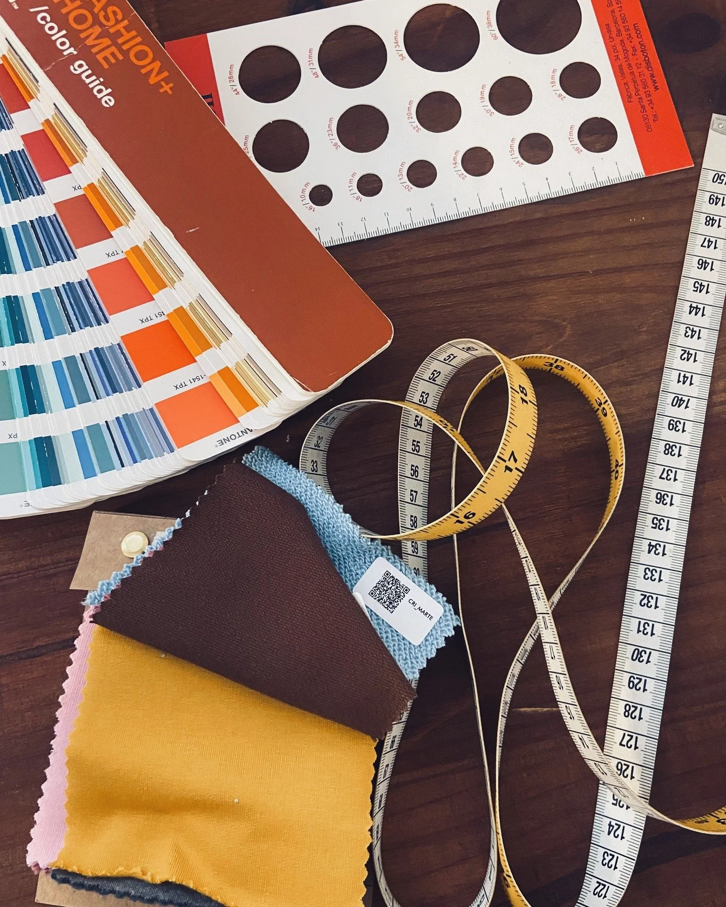 Zoom sur mon kit de survie de styliste 🔍

Swatchs de tissus, Pantone, r&egrave;gle &agrave; boutons, ruban de mesure&hellip; Autant d&rsquo;outils qui transforment une id&eacute;e en r&eacute;alit&eacute;. Chaque d&eacute;tail compte : la bonne text