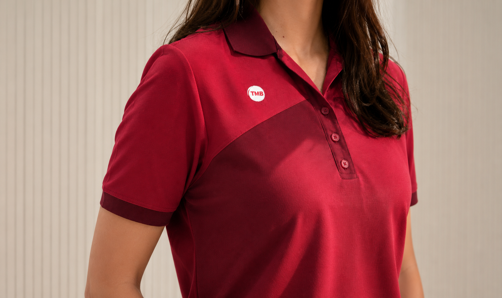 Détails polo et design des uniformes TMB Barcelone