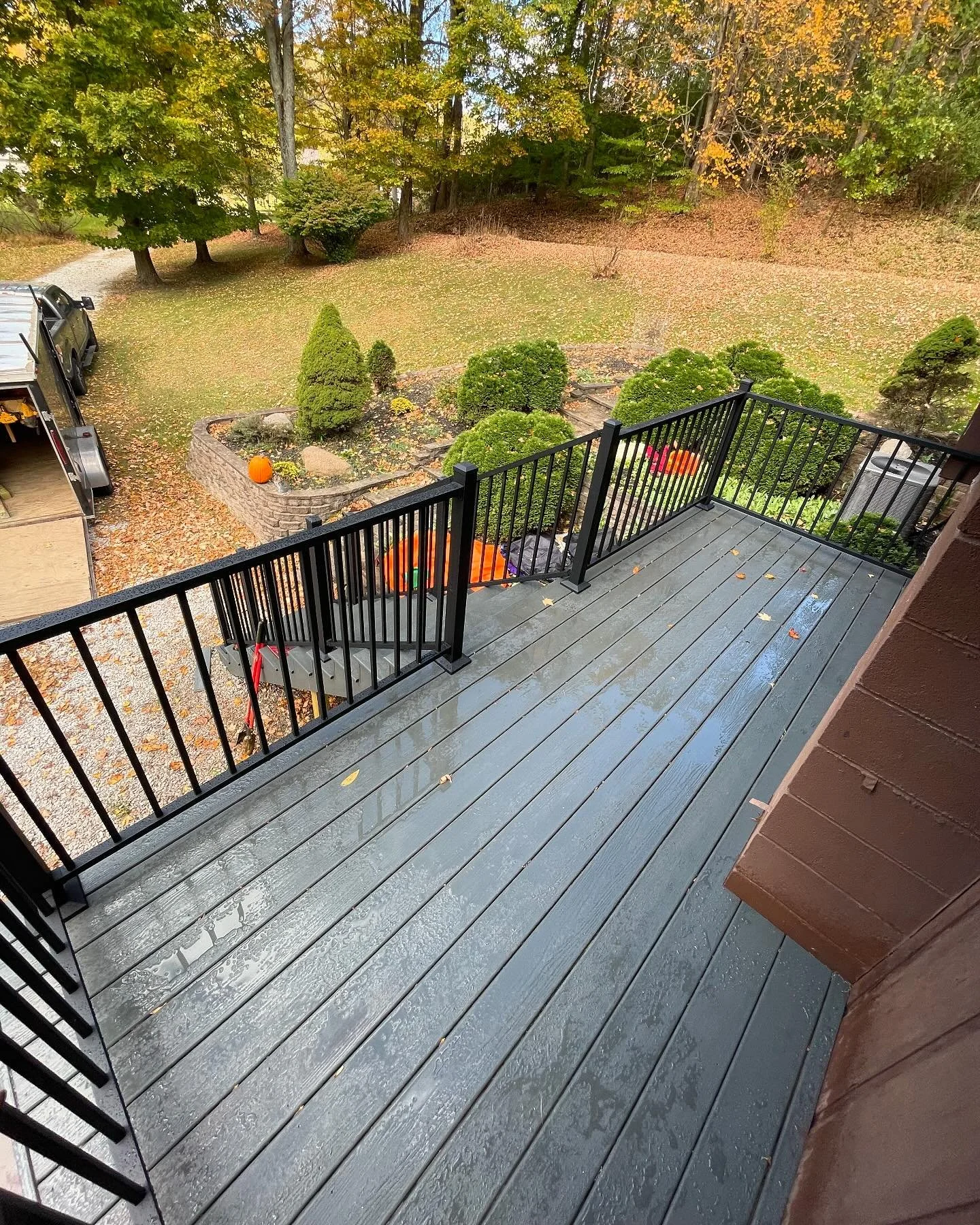 Finished up this deck this morning 🍂
Railings @deckorators 
Composite @trexcompany 

#compositedecking #composite #trexcompany #deckorators #deckbuilding #deckdesign