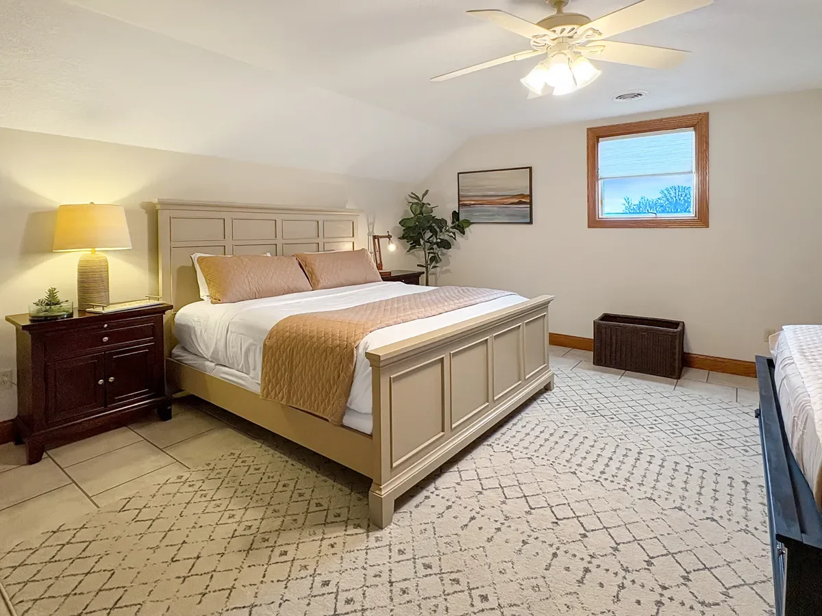 Lakeside Hideaway Bedroom at the Sandbar 