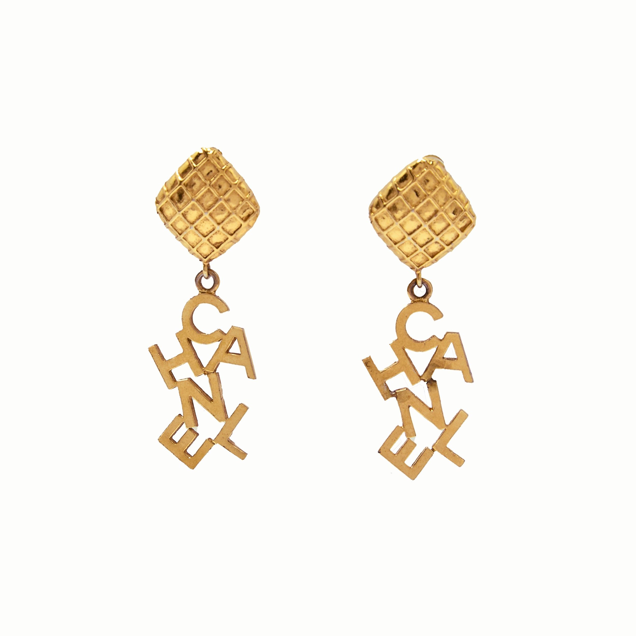 Chanel+1980s-1990s+Matelass%C3%A9+Logo+Dangle+Clip-On+Earrings_+16.jpg