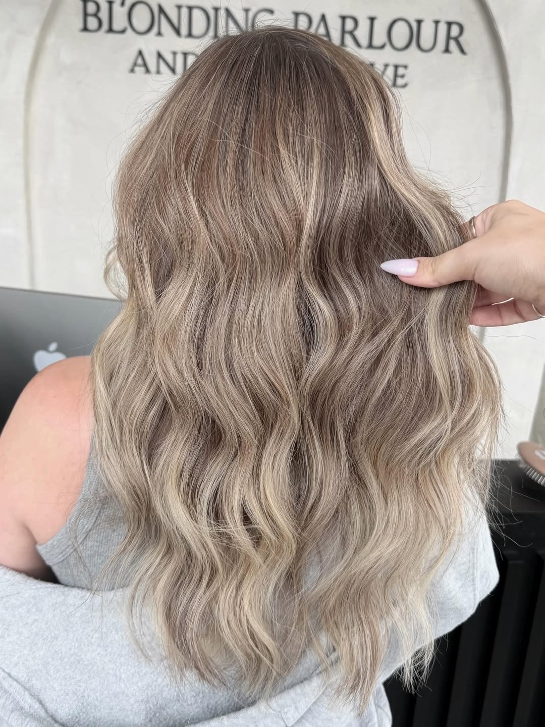 the blonde refresh she was waiting for 🤭

brighter, cooler, and blended to perfection by @tuscanyraehair ❤️&zwj;🔥

#coloradohairsalon #nocohairsalon #coloradohairstylist #coloradohairextensions #firestonehairsalon