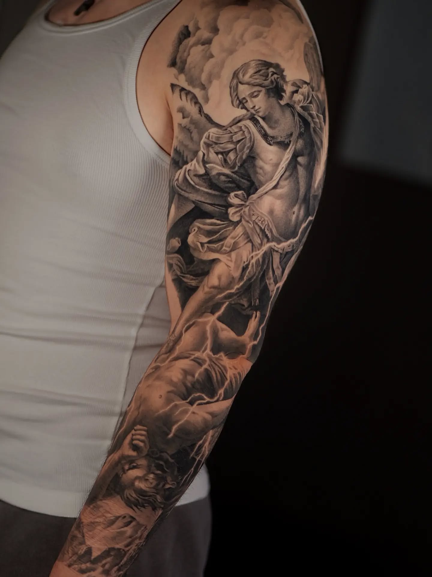 Beautifully healed outer sleeve by @edgcii of Saint Michael and the Fallen Angel! Get on Danny's books for Sept/Oct for your next stunning work of art!
@rawpigments @kwadron @og_produce #tattoo #blackandgreytattoo #religioustattoo #healed #orangecoun