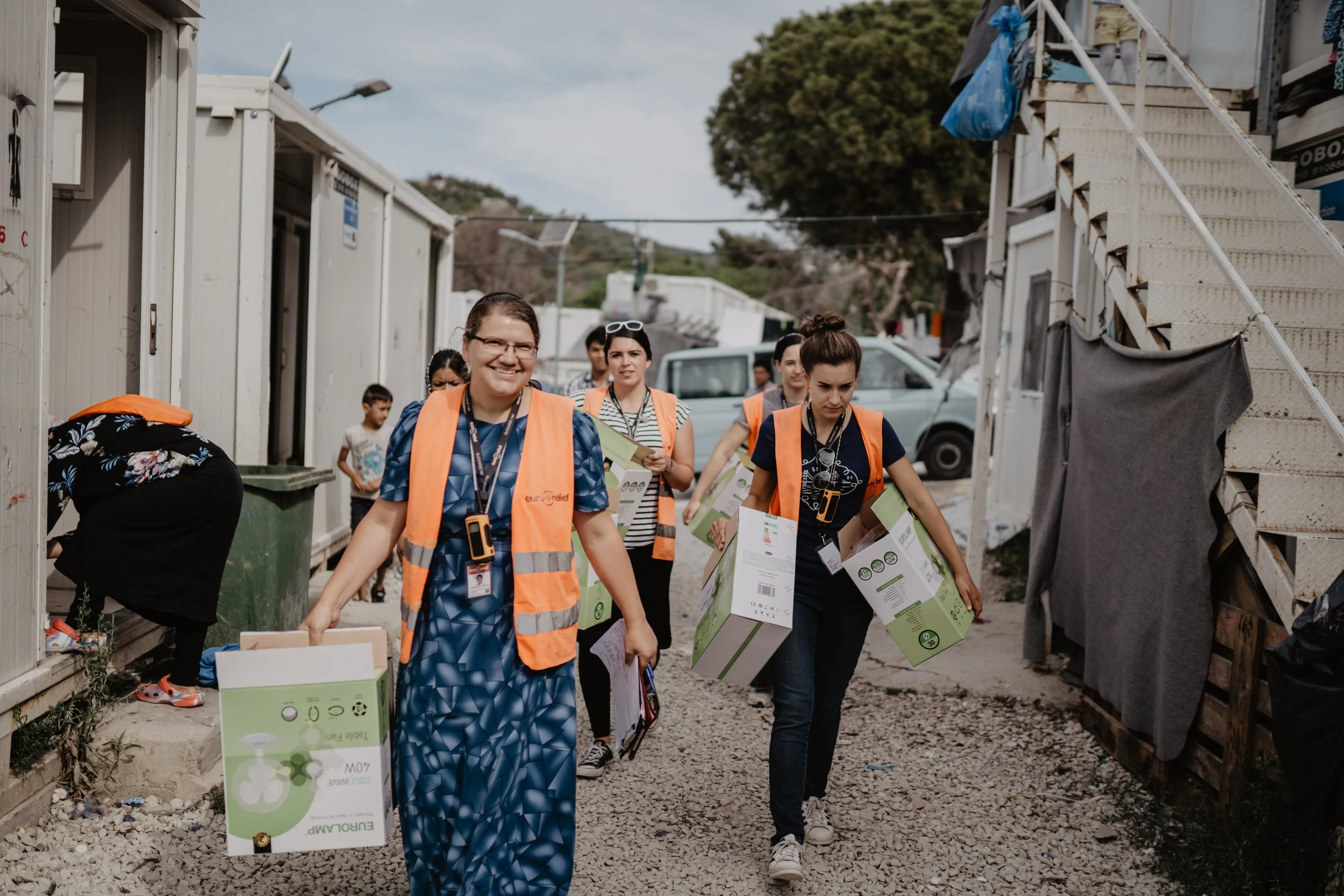 Moria_Fan Distribution_Volunteers_Salomé Wiedmer_2019.jpg