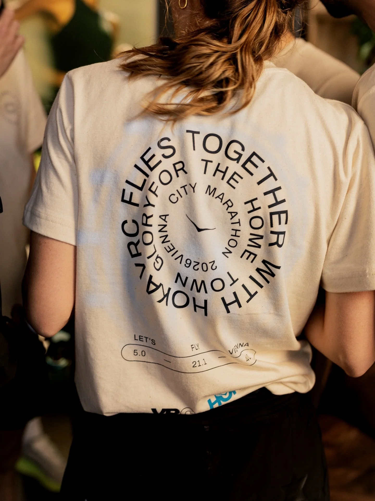 Still so much to unpack from our weekend of #ComingTogetherToRace! Including more from our shakeout run and the surprise event shirt together with @hoka_eu, designed by @tdm_drift 🎽 

📸: @mateuszwiglinzki

#ViennaRunningCo #Wien #WienLiebe #LetsFly