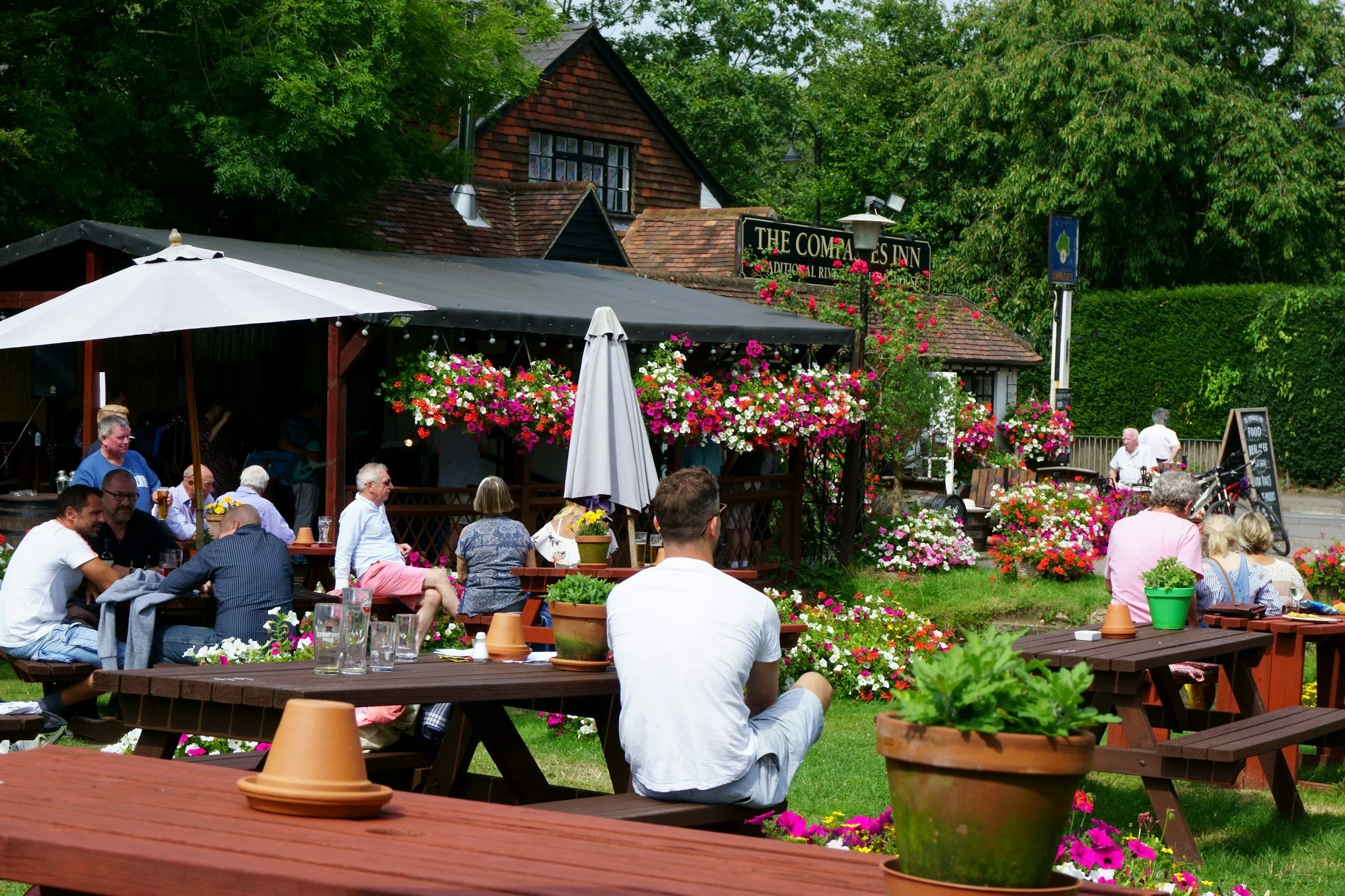 An inset image of one of the many beautiful riverside pubs and restaurants on this part of the river.
