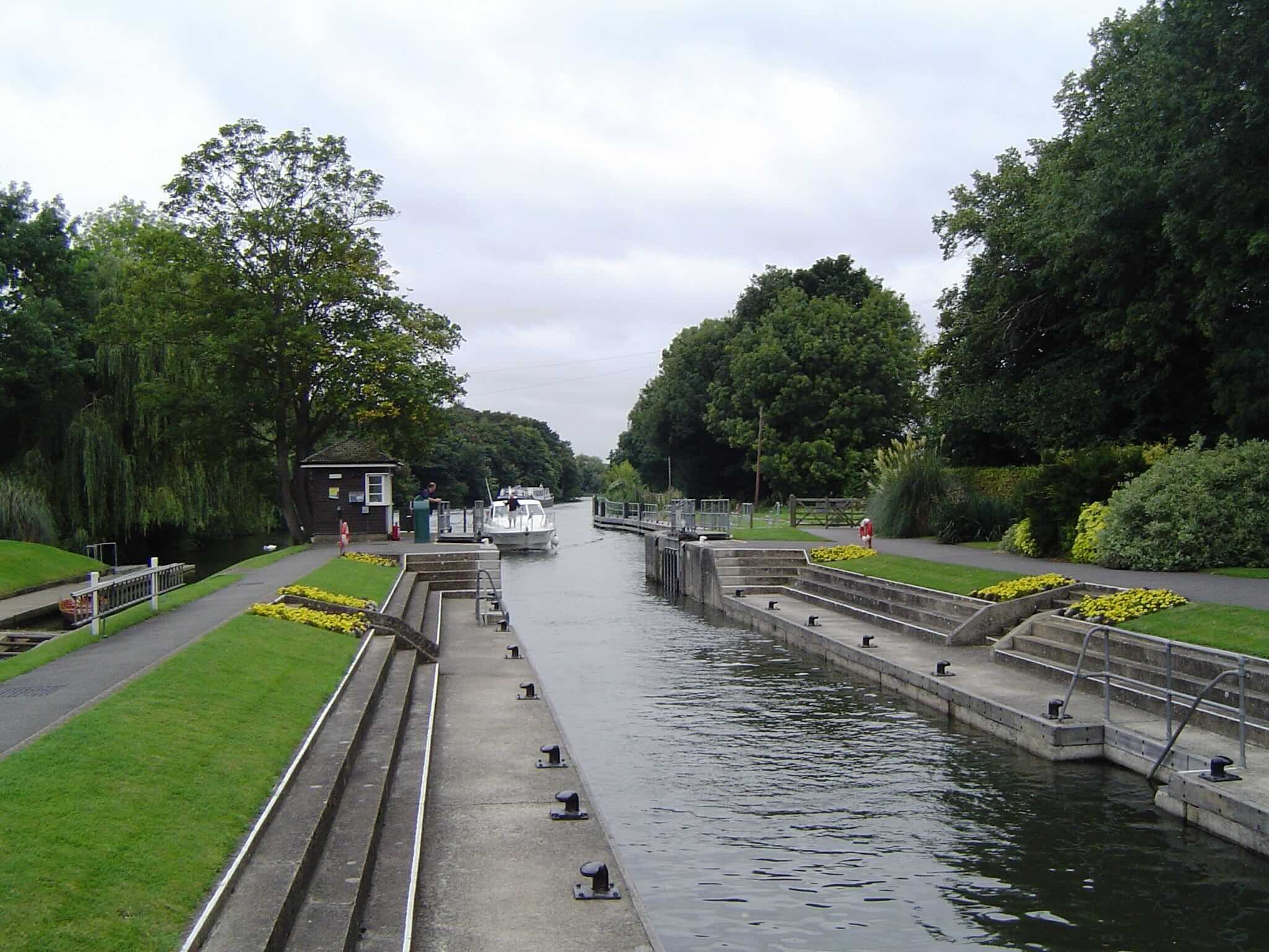 An inset image of Boveney Lock from Wikipedia courtesy of Motmit - Own work https://commons.wikimedia.org/w/index.php?curid=4690290
