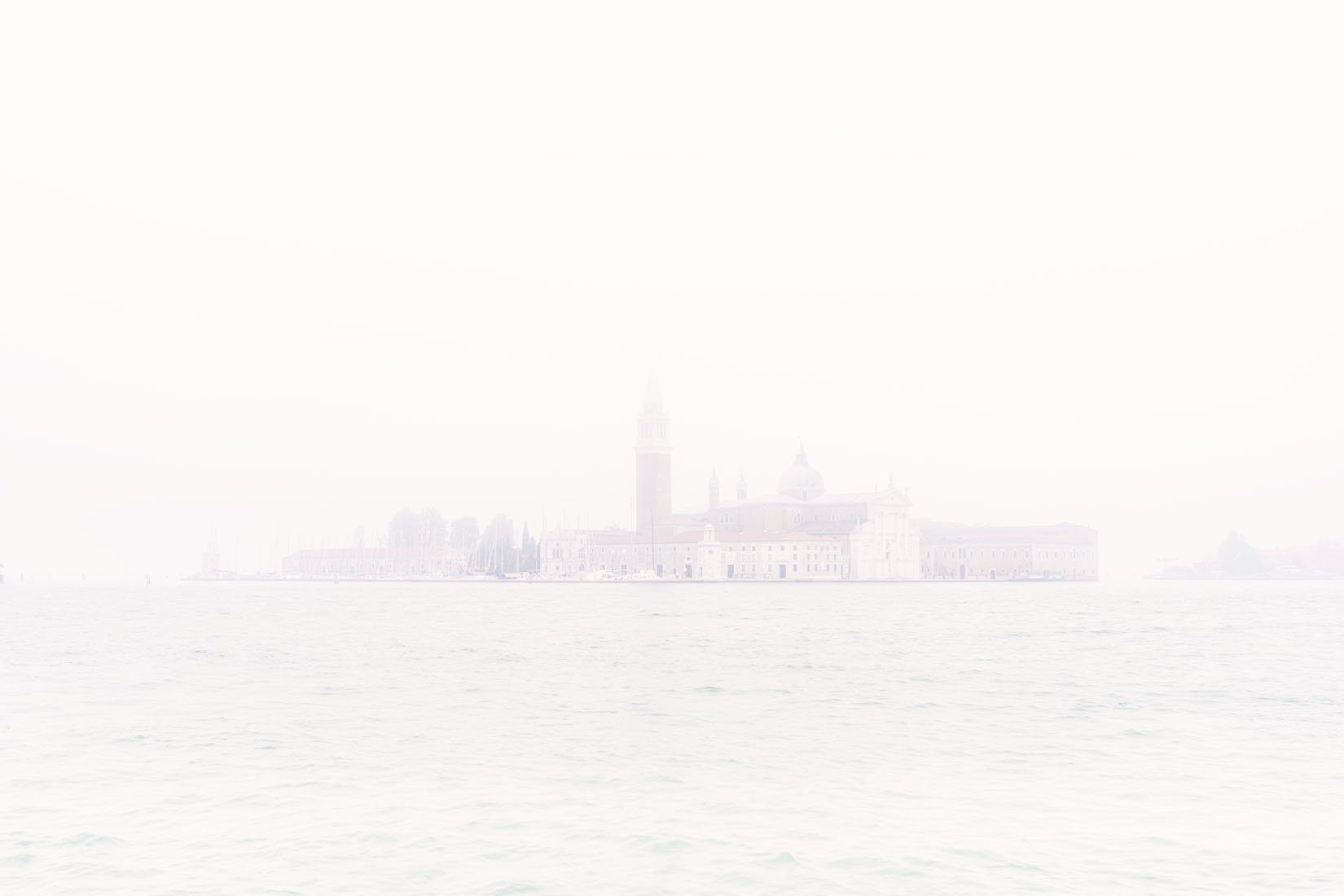 San Giorgio Island glimpsed through the fog from Riva degli Schiavoni | L’isola di San Giorgio si intravede dalla Riva degli Schiavoni tra la nebbia