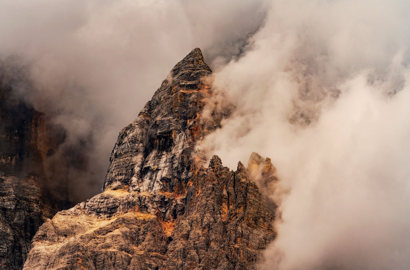 Clouds race across the sky partially covering the summit of Mount Pelmo | Nuvole corrono in cielo coprendo parzialmente la cima del monte Pelmo