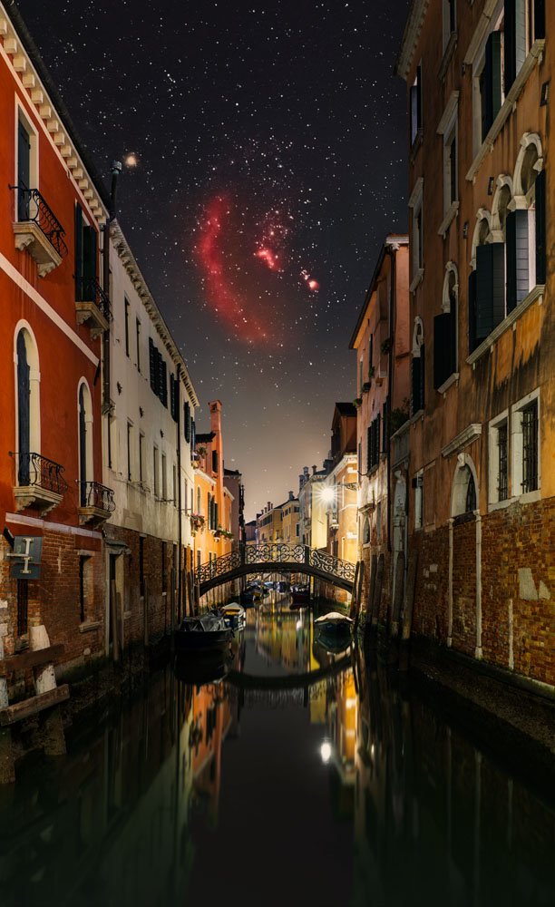 A fiery spectacle: Orion constellation rising above an iron bridge and the silent canal | Incanto di fuoco: Orione sopra un ponte di ferro e il canale silenzioso