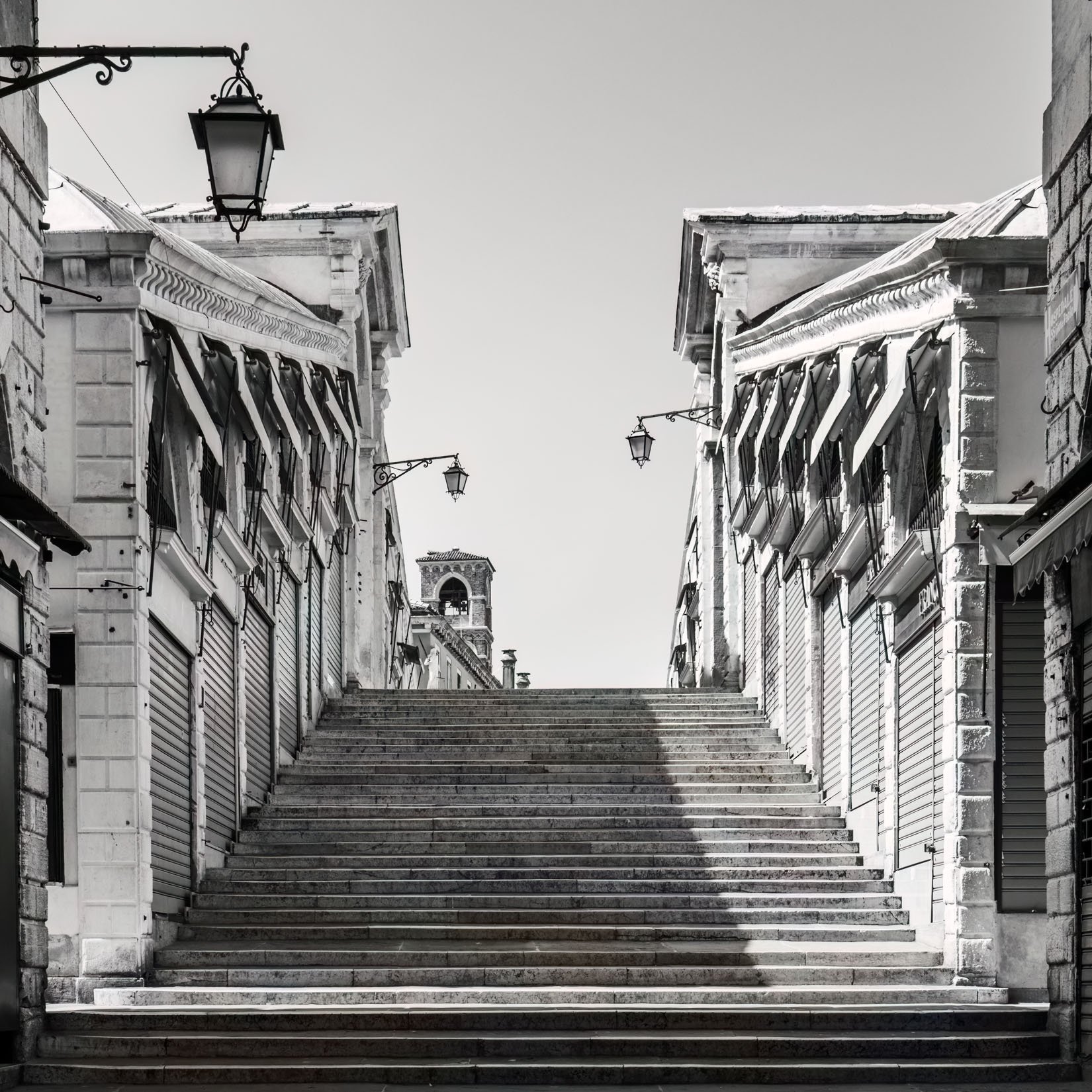 An unprecedented view of Rialto Bridge during the pandemic, with all activities halted | Il ponte di Rialto inedita, ripresa durante la pandemia, che testimonia la chiusura di tutte le attività