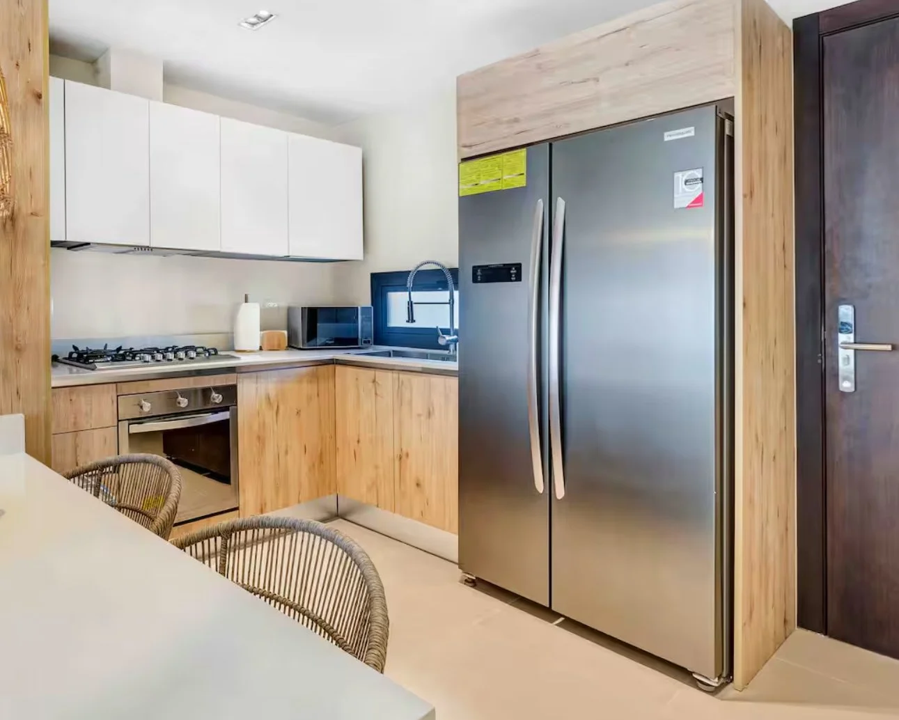 Beach Suite Dinning and Kitchen (2).jpeg