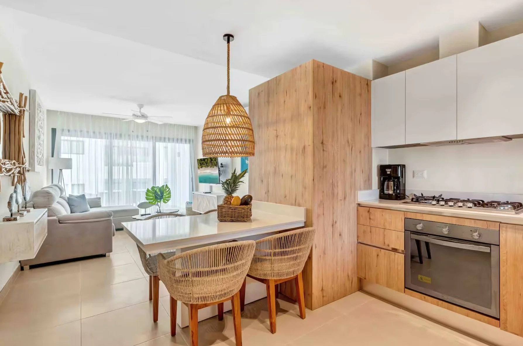Beach Suite Dinning and Kitchen (3).jpeg