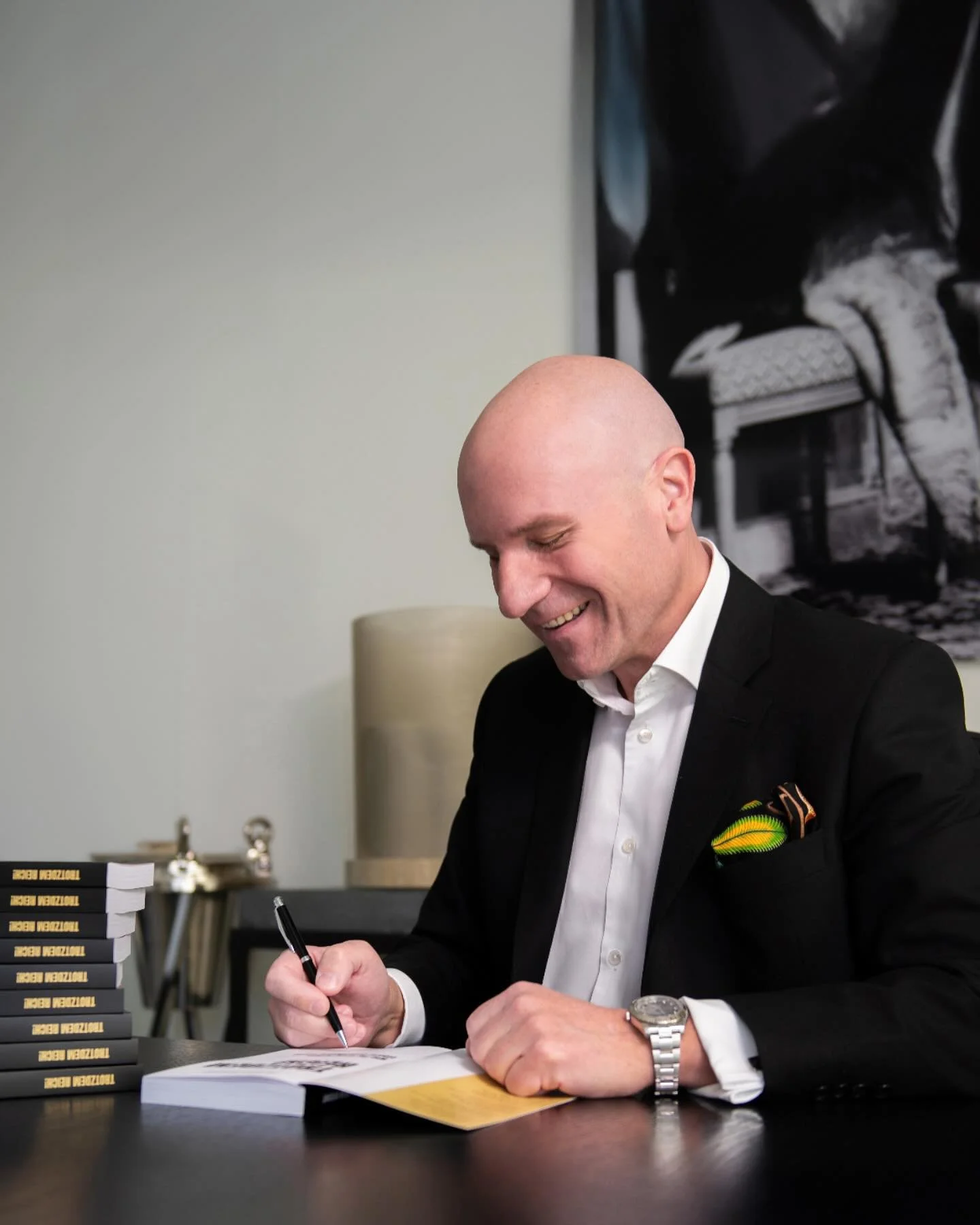 Signierstunde mit @floriankoschat f&uuml;r seinen neuen Titel &bdquo;Trotzdem reich- Wie Du trotz armer Eltern reich wirst.&ldquo; Im Buchhandel und online erh&auml;ltlich 📖