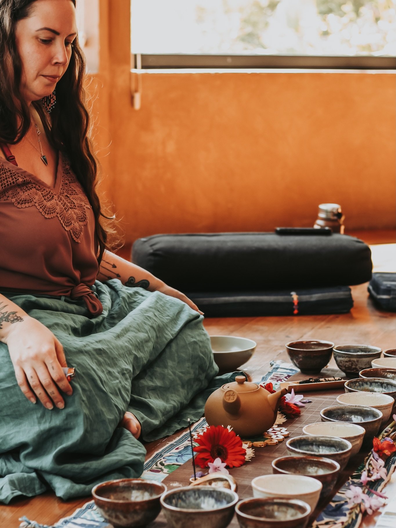 Sharing the medicine and wisdom of plants lights me up with immense joy and serving tea for our Light Weavers crew in the lakeside temple at @casaflorestaretreats was an absolute dream. I&rsquo;m infinitely grateful for this path and these beautiful 