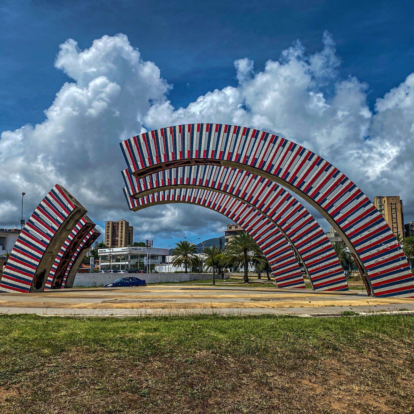 #MargaritaEnUnaFoto

Los arcos de Inducci&oacute;n crom&aacute;tica del Maestro Carlos Cruz Diez que se encuentran en lamentable estado de conservaci&oacute;n&hellip;. 

Durante las Rutas Escult&oacute;ricas del Edo. Nueva Esparta del proyecto &ldquo