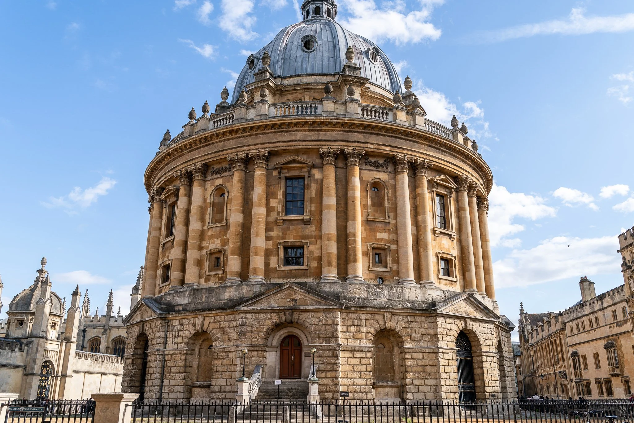 052-joe-stacey-radcliffe-camera-oxford-wedding.jpg