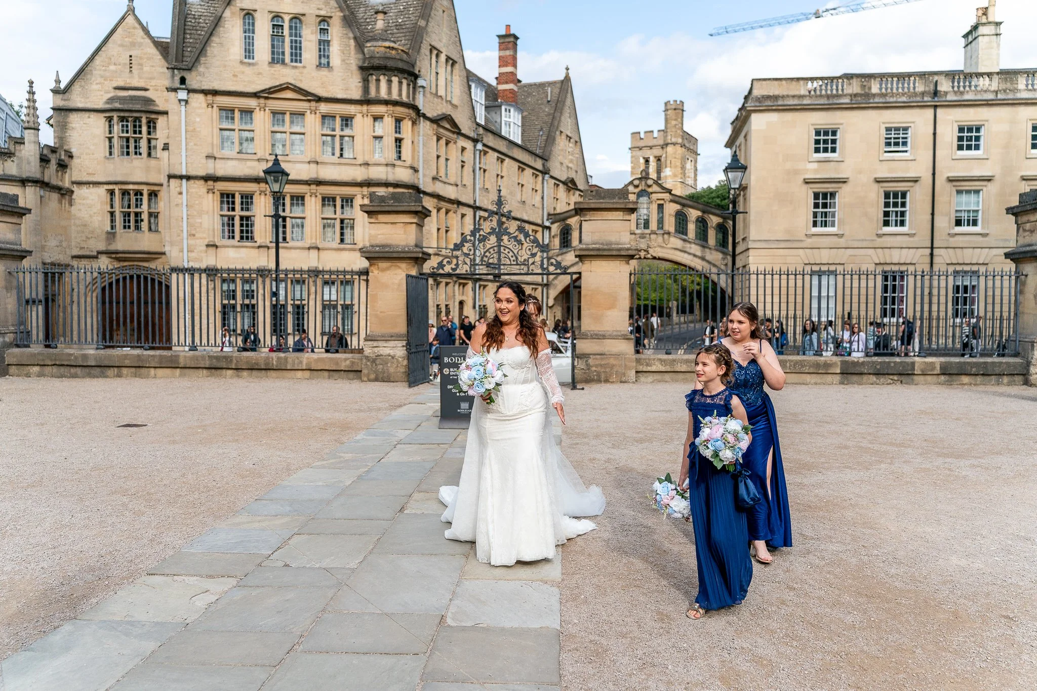 109-joe-stacey-bride-bridesmaids-arrive-bodleian-library.jpg