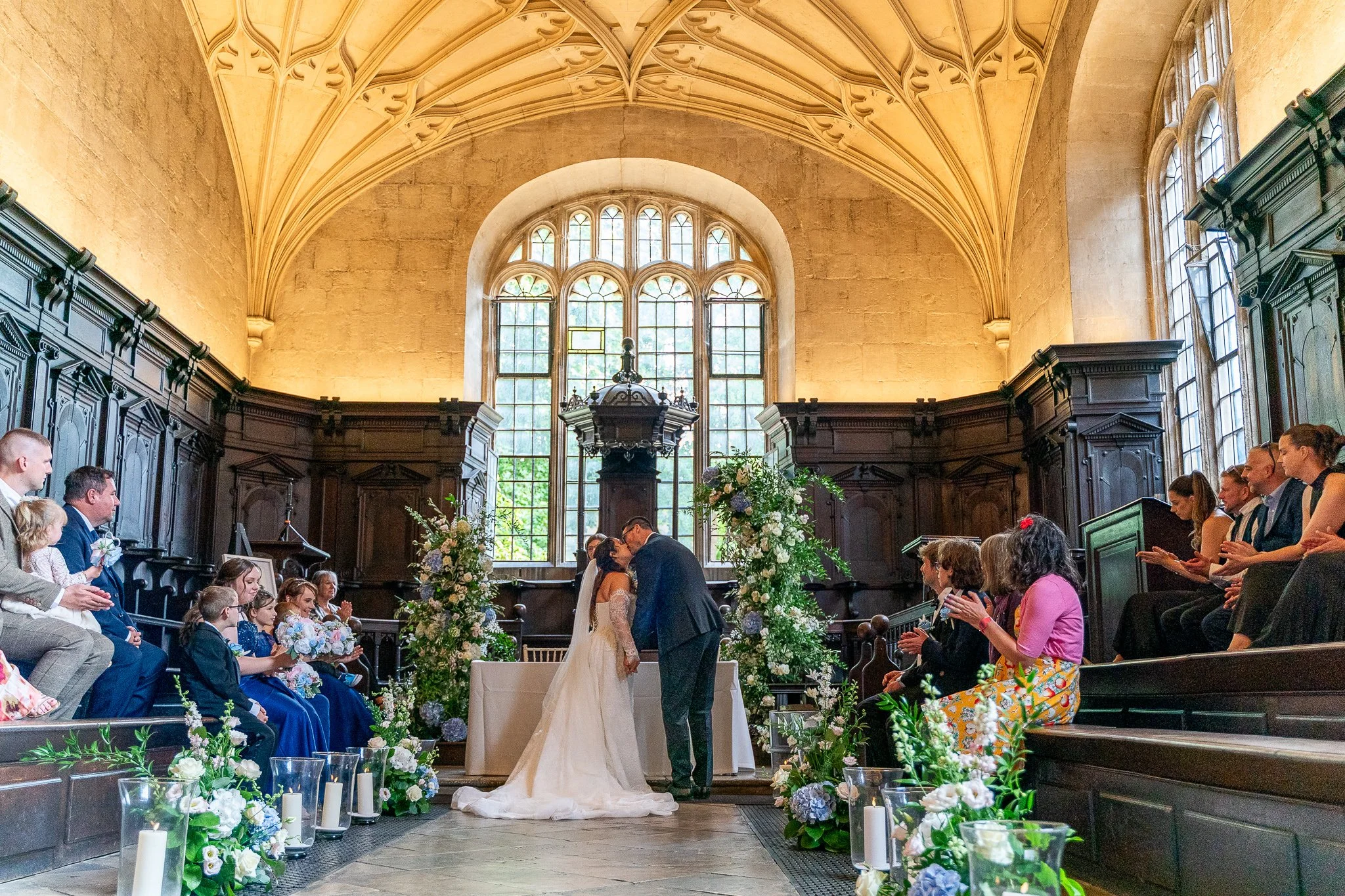 270-joe-stacey-first-kiss-convocation-house-bodleian-wedding.jpg